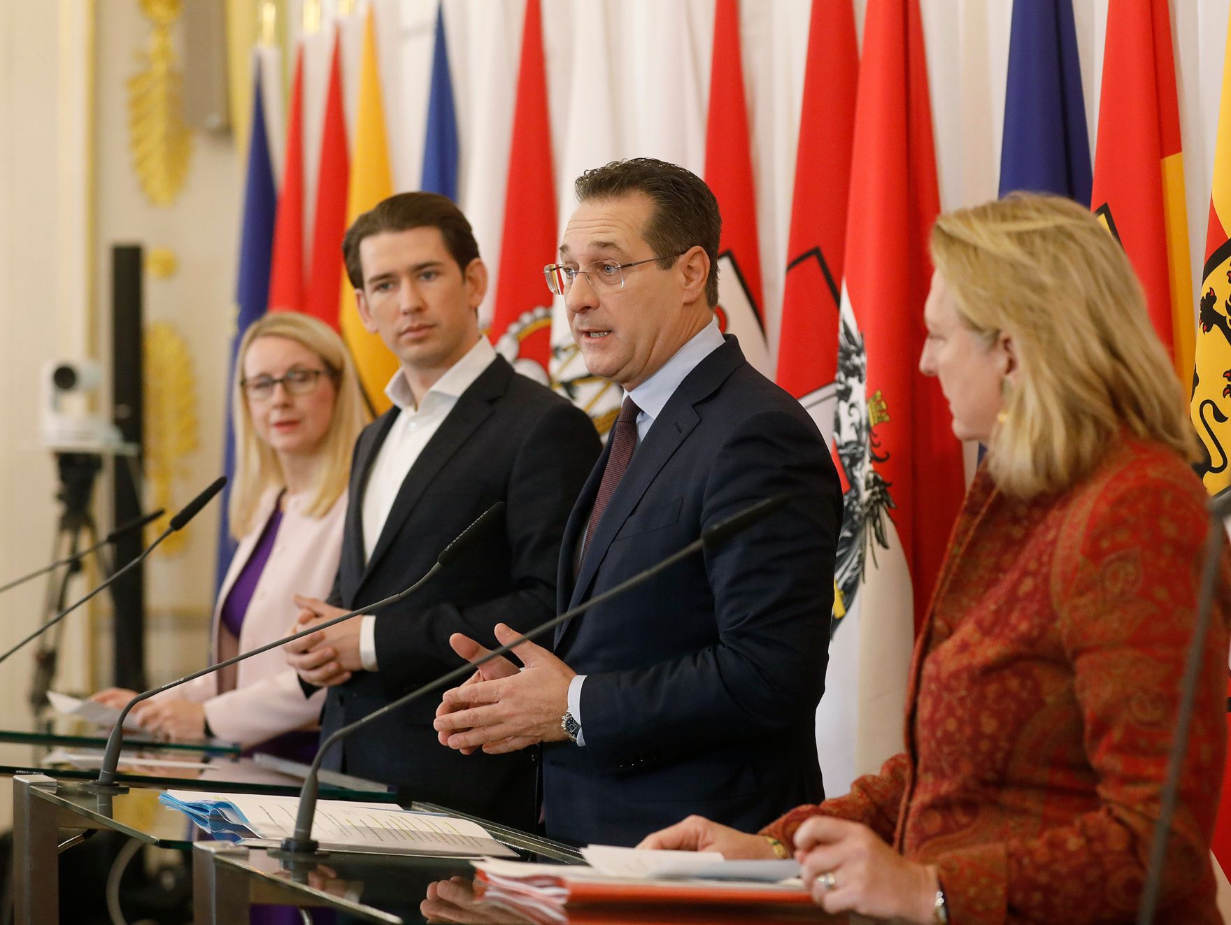 Bundesministerin Margarete Schramb&ouml;ck (l.), Bundeskanzler Sebastian Kurz (m.l.), Vizekanzler Heinz-Christian Strache (m.r.) und Bundesministerin Karin Kneissl (r.) beim Pressefoyer nach dem Ministerrat am 19. Dezember 2018.