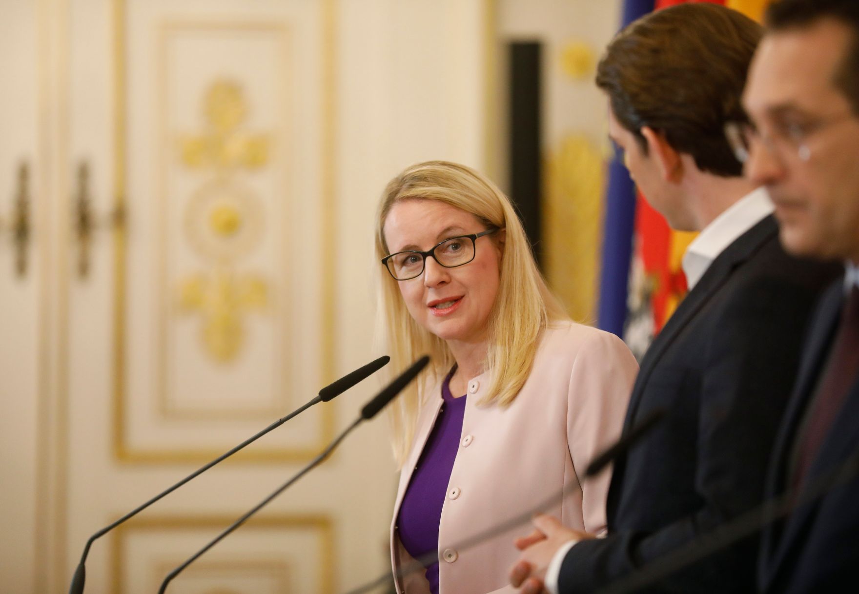 Bundesministerin Margarete Schramb&ouml;ck (l.), Bundeskanzler Sebastian Kurz (m.), Vizekanzler Heinz-Christian Strache (r.) und Bundesministerin Karin Kneissl beim Pressefoyer nach dem Ministerrat am 19. Dezember 2018.