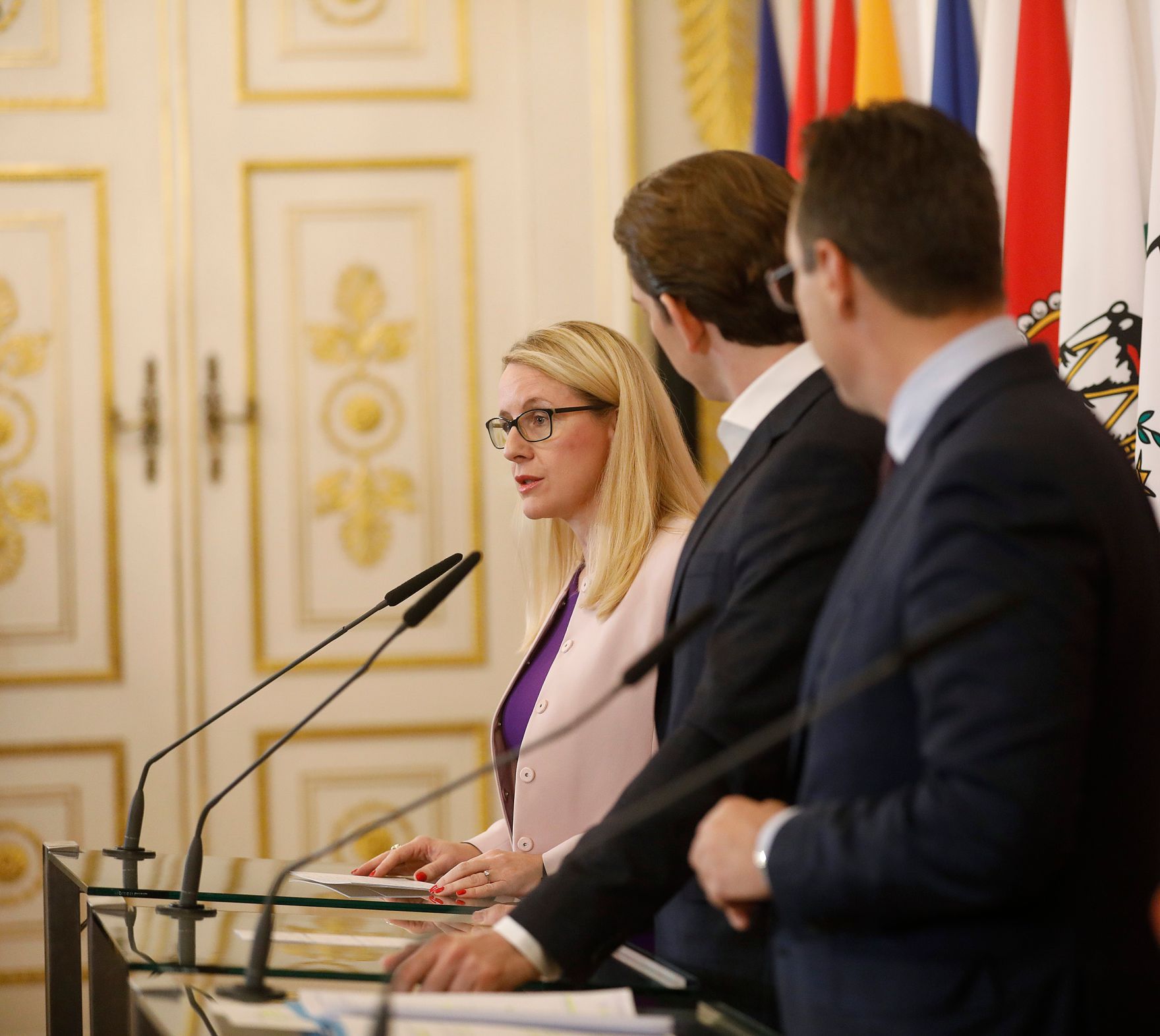 Bundesministerin Margarete Schramb&ouml;ck (l.), Bundeskanzler Sebastian Kurz (m.), Vizekanzler Heinz-Christian Strache (r.) und Bundesministerin Karin Kneissl beim Pressefoyer nach dem Ministerrat am 19. Dezember 2018.