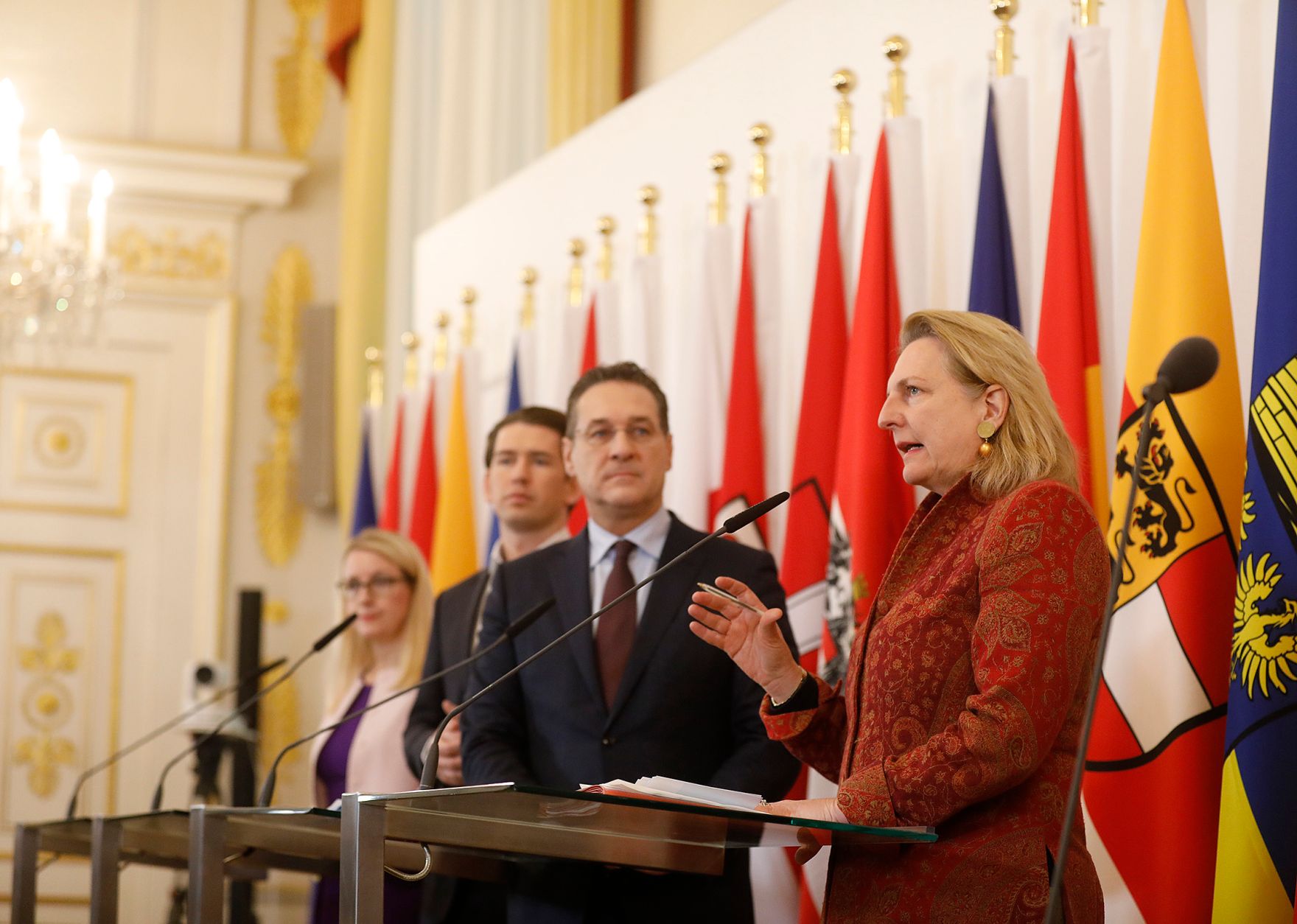 Bundesministerin Margarete Schramb&ouml;ck (l.), Bundeskanzler Sebastian Kurz (m.l.), Vizekanzler Heinz-Christian Strache (m.r.) und Bundesministerin Karin Kneissl (r.) beim Pressefoyer nach dem Ministerrat am 19. Dezember 2018.
