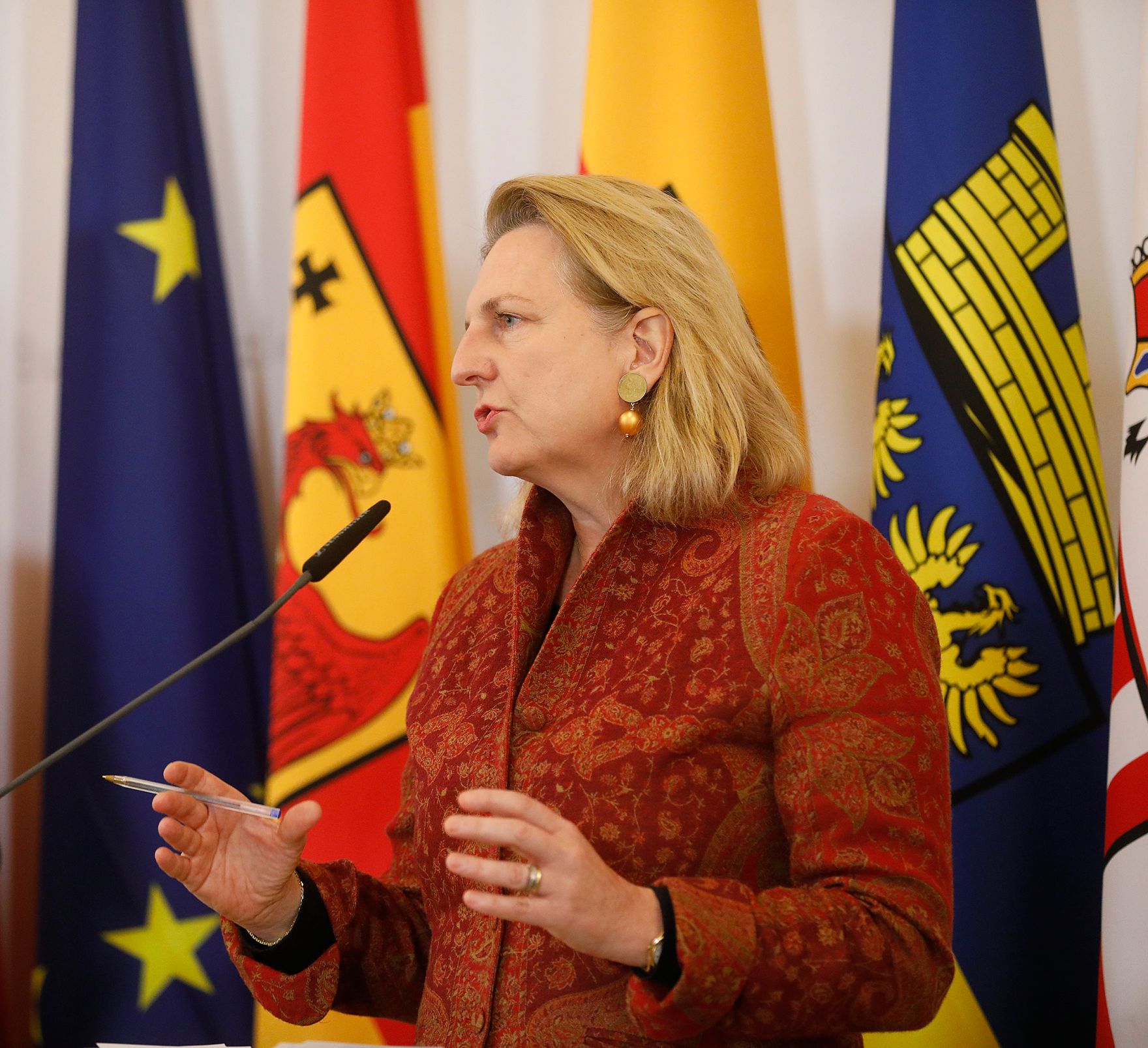 Bundesministerin Margarete Schramb&ouml;ck, Bundeskanzler Sebastian Kurz Vizekanzler Heinz-Christian Strache und Bundesministerin Karin Kneissl (im Bild) beim Pressefoyer nach dem Ministerrat am 19. Dezember 2018.