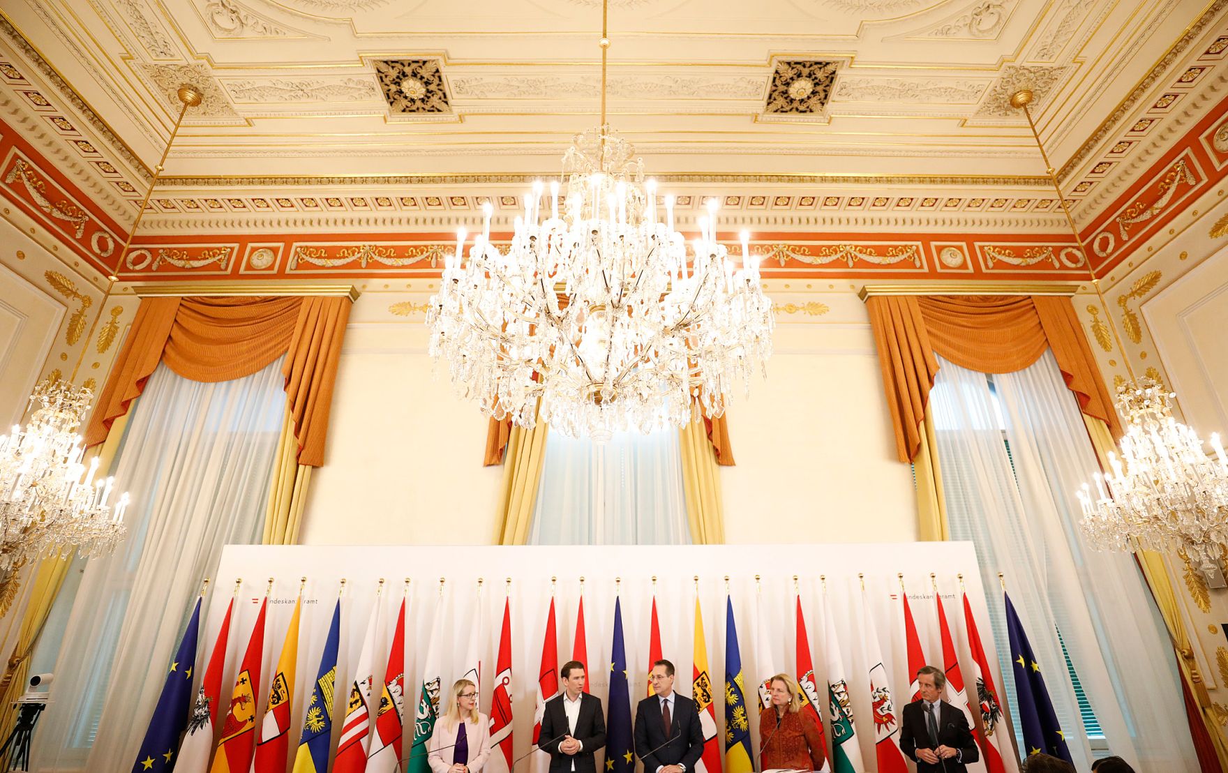 Bundesministerin Margarete Schramb&ouml;ck (l.), Bundeskanzler Sebastian Kurz (m.l.), Vizekanzler Heinz-Christian Strache (m.r.) und Bundesministerin Karin Kneissl (r.) beim Pressefoyer nach dem Ministerrat am 19. Dezember 2018.