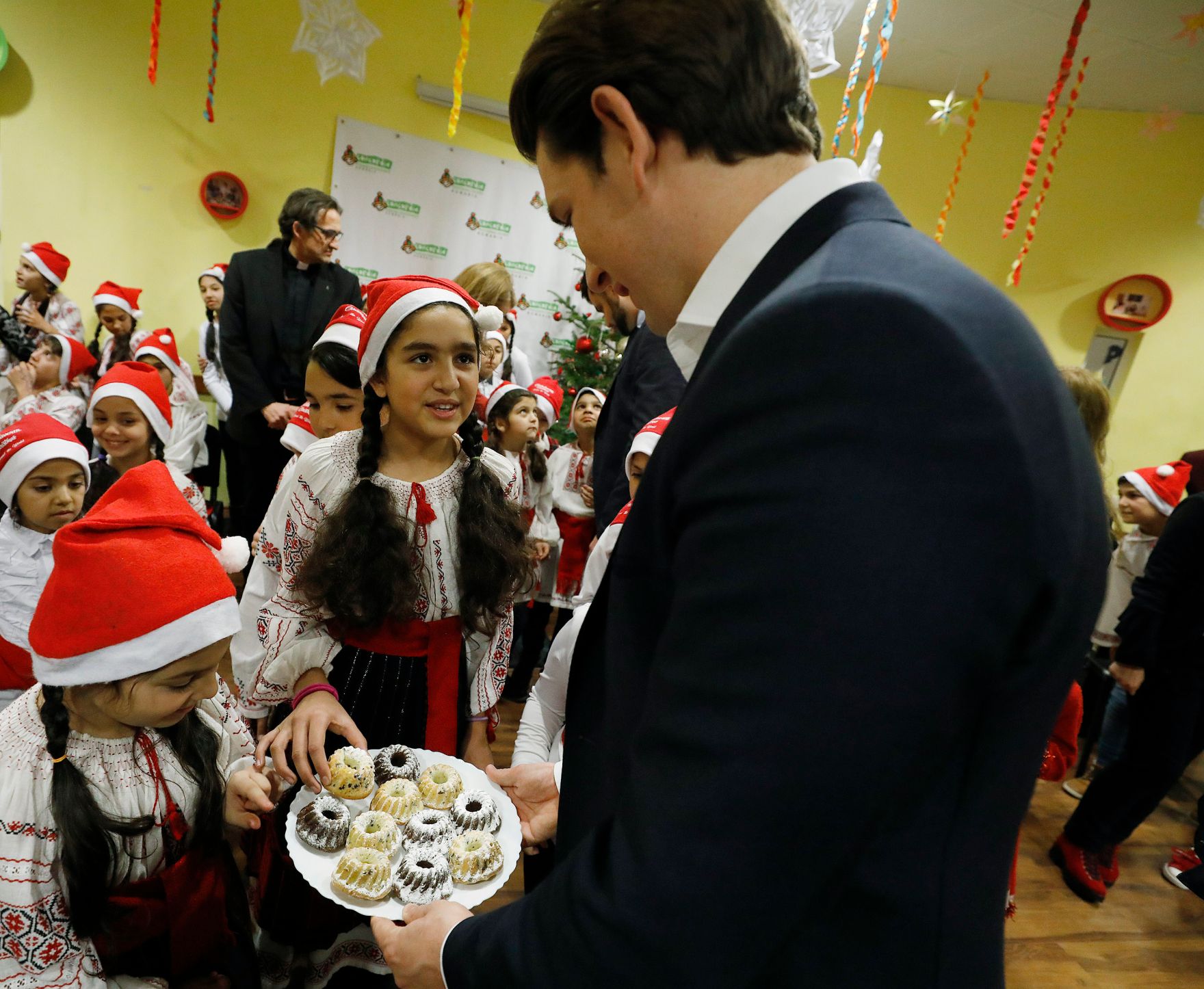 Am 21. Dezember 2018 reiste Bundeskanzler Sebastian Kurz (r.) zu einem Arbeitsbesuch nach Ploiesti. Im Bild beim Concordia Ausbildungscenter.