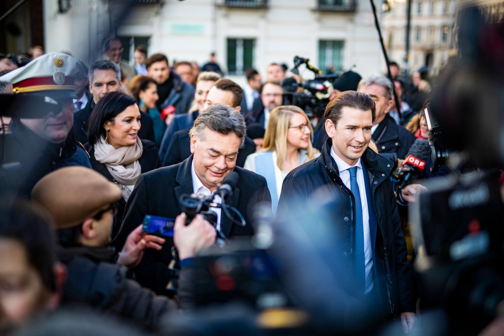 Am 7. J&auml;nner 2020 wurde die neue Bundesregierung vom Bundespr&auml;sidenten in der Pr&auml;sidentschaftskanzlei angelobt. Im Bild Sebastian Kurz und Werner Kogler am Weg in die Hofburg.