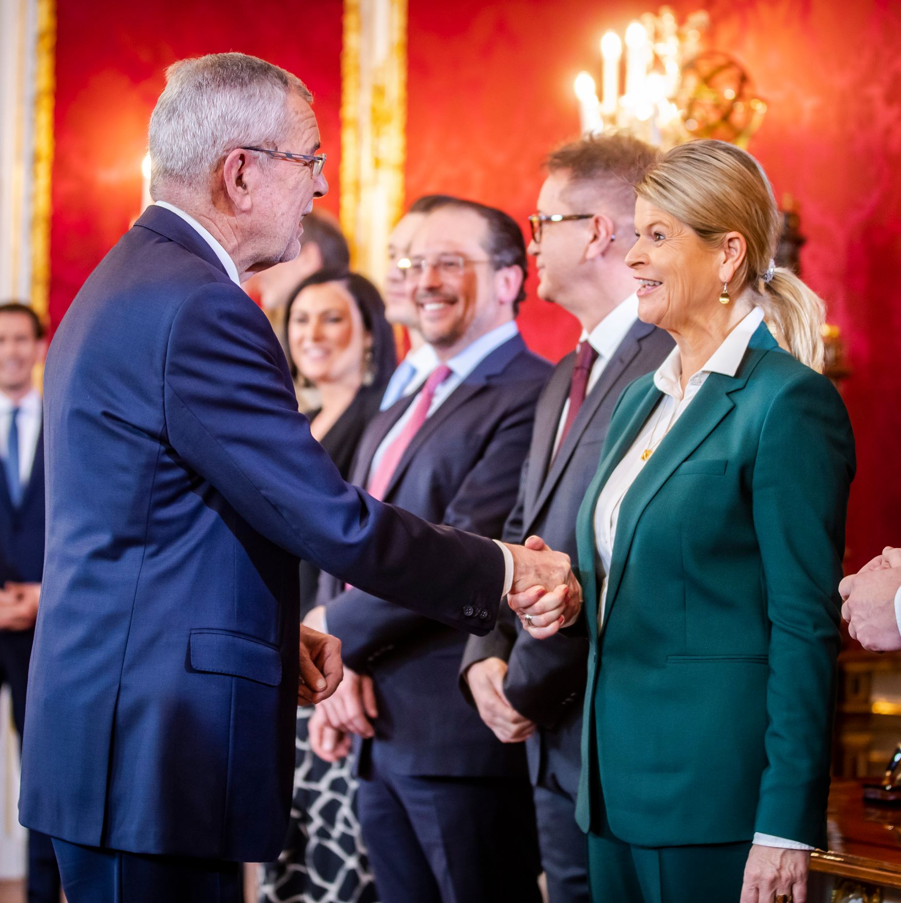 Am 7. J&auml;nner 2020 wurde die neue Bundesregierung vom Bundespr&auml;sidenten in der Pr&auml;sidentschaftskanzlei angelobt. Im Bild Bundespr&auml;sident Alexander Van der Bellen (l.) und Bundesministerin Klaudia Tanner (r.).