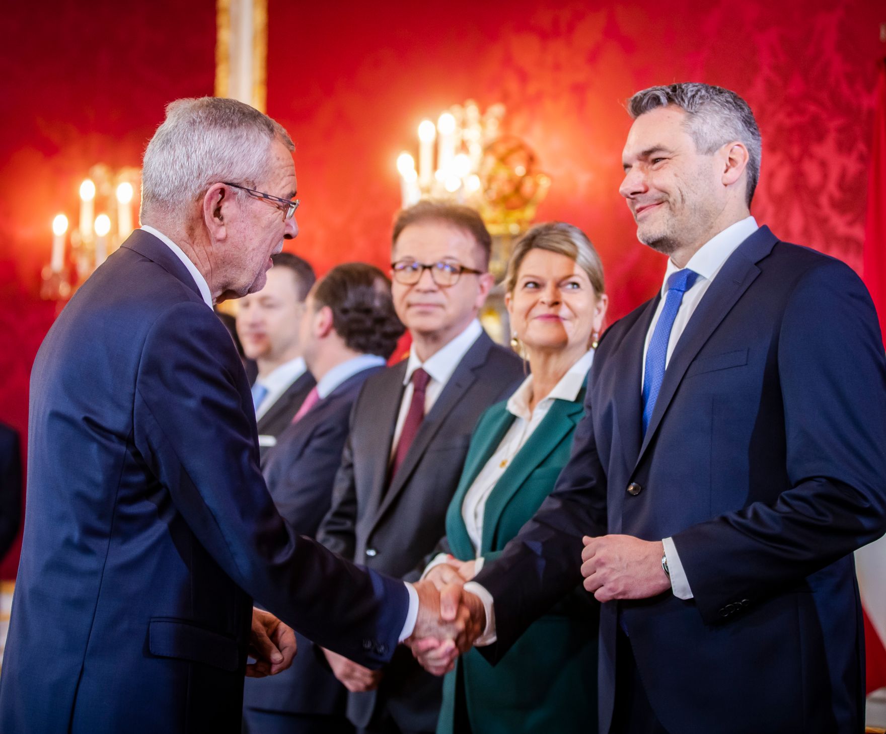Am 7. J&auml;nner 2020 wurde die neue Bundesregierung vom Bundespr&auml;sidenten in der Pr&auml;sidentschaftskanzlei angelobt. Im Bild Bundespr&auml;sident Alexander Van der Bellen (l.) und Bundesminister Karl Nehammer (r.).