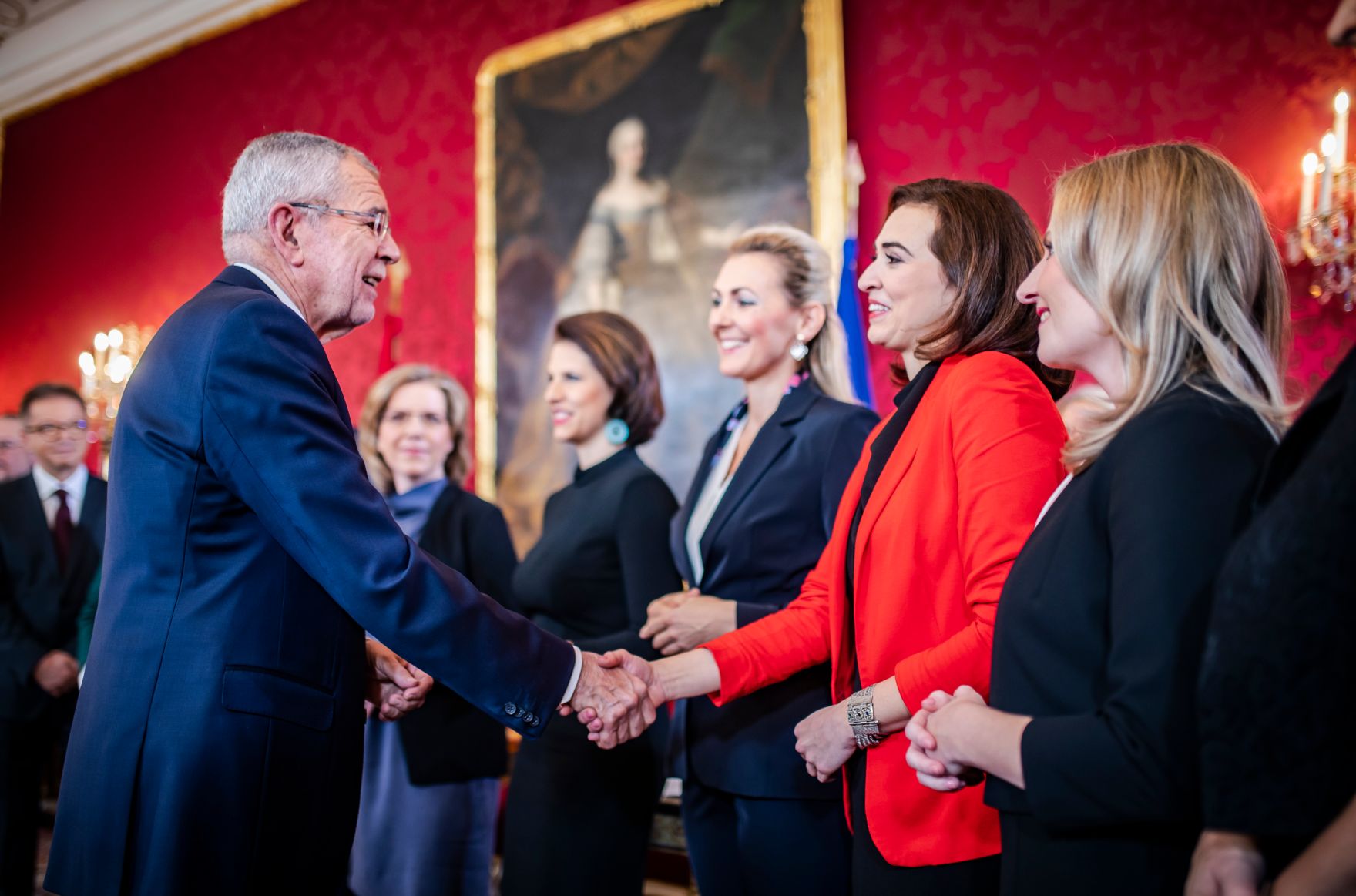 Am 7. J&auml;nner 2020 wurde die neue Bundesregierung vom Bundespr&auml;sidenten in der Pr&auml;sidentschaftskanzlei angelobt. Im Bild Bundespr&auml;sident Alexander Van der Bellen (l.) und Bundesministerin Alma Zadić (r.).