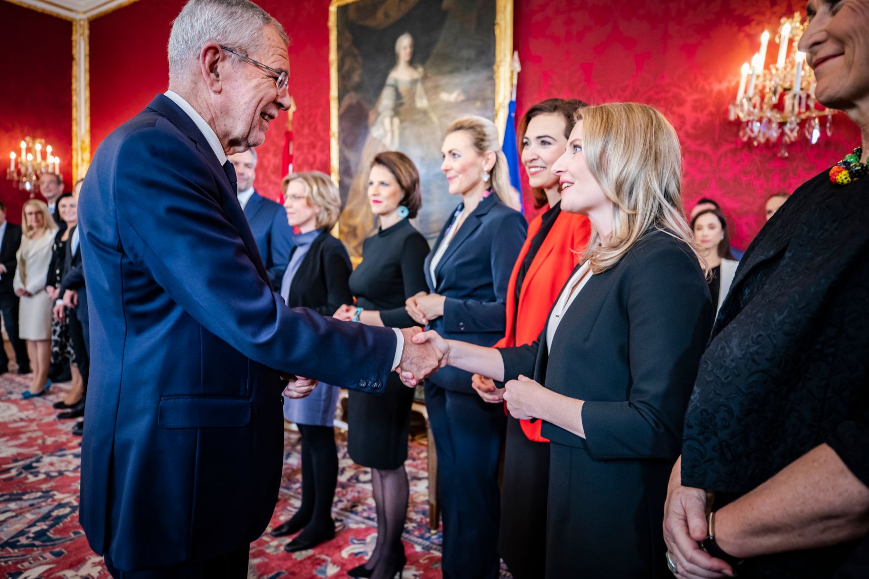 Am 7. J&auml;nner 2020 wurde die neue Bundesregierung vom Bundespr&auml;sidenten in der Pr&auml;sidentschaftskanzlei angelobt. Im Bild Bundespr&auml;sident Alexander Van der Bellen (l.) und Bundesministerin Susanne Raab (r.).