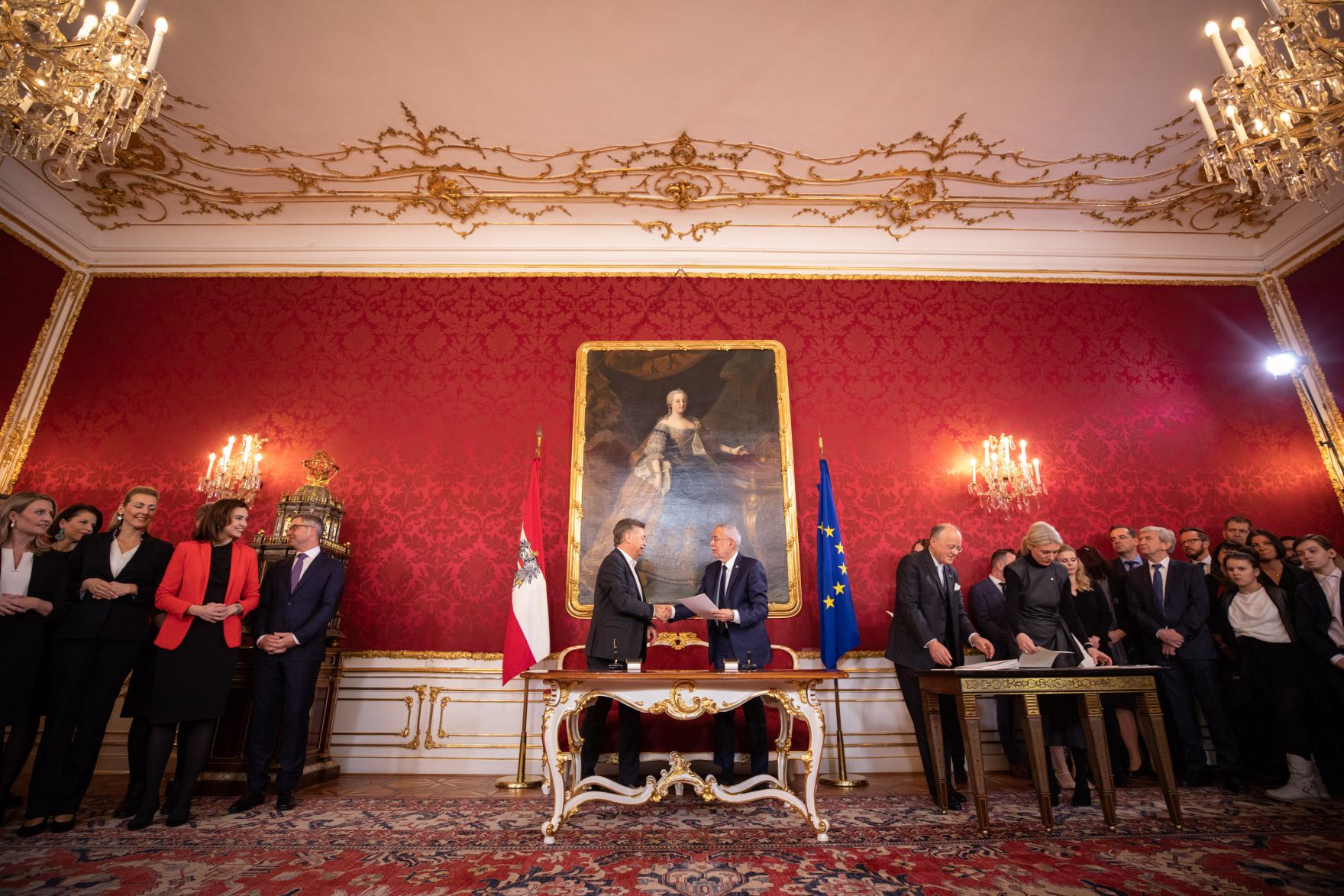 Am 7. J&auml;nner 2020 wurde die neue Bundesregierung vom Bundespr&auml;sidenten in der Pr&auml;sidentschaftskanzlei angelobt. Im Bild Bundespr&auml;sident Alexander Van der Bellen (m.r.) und Vizekanzler Werner Kogler (m.l.).