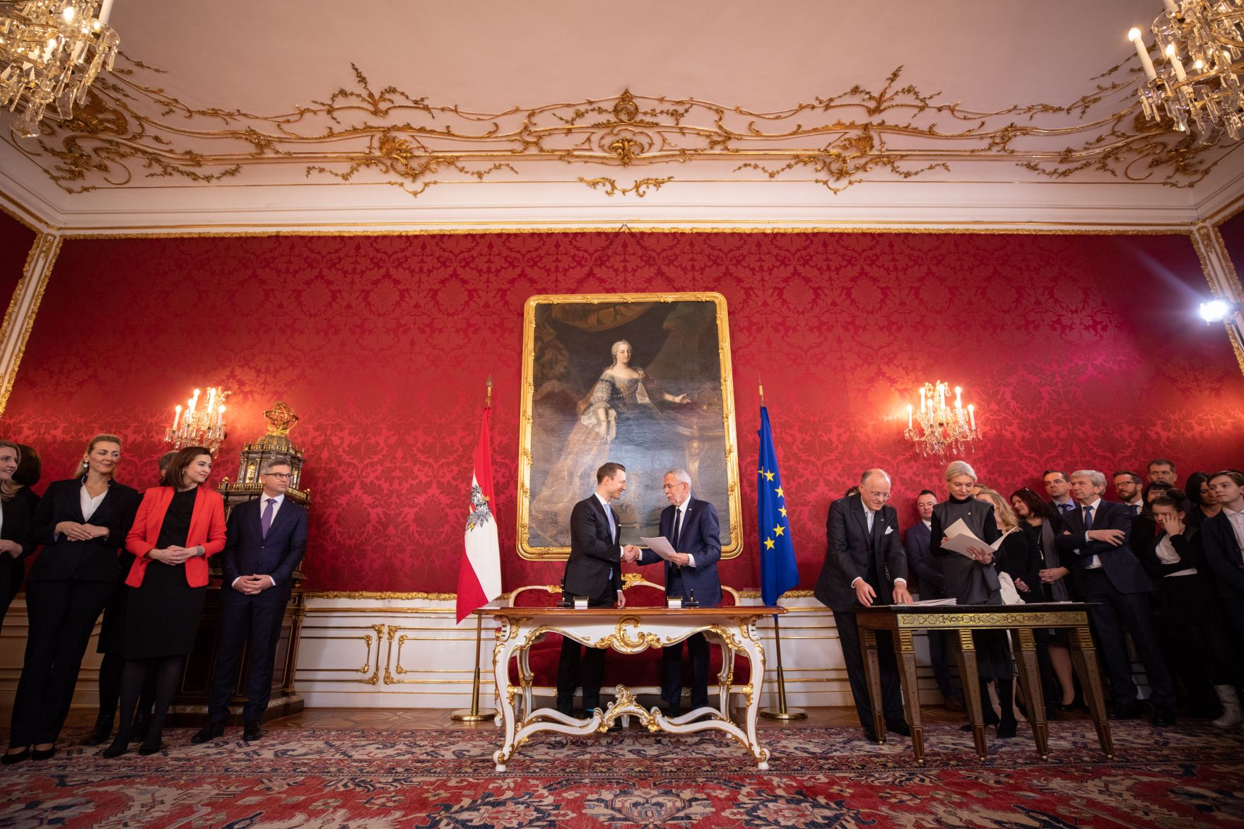 Am 7. J&auml;nner 2020 wurde die neue Bundesregierung vom Bundespr&auml;sidenten in der Pr&auml;sidentschaftskanzlei angelobt. Im Bild Bundespr&auml;sident Alexander Van der Bellen (m.r.) und Bundesminister Gernot Bl&uuml;mel (m.l.).
