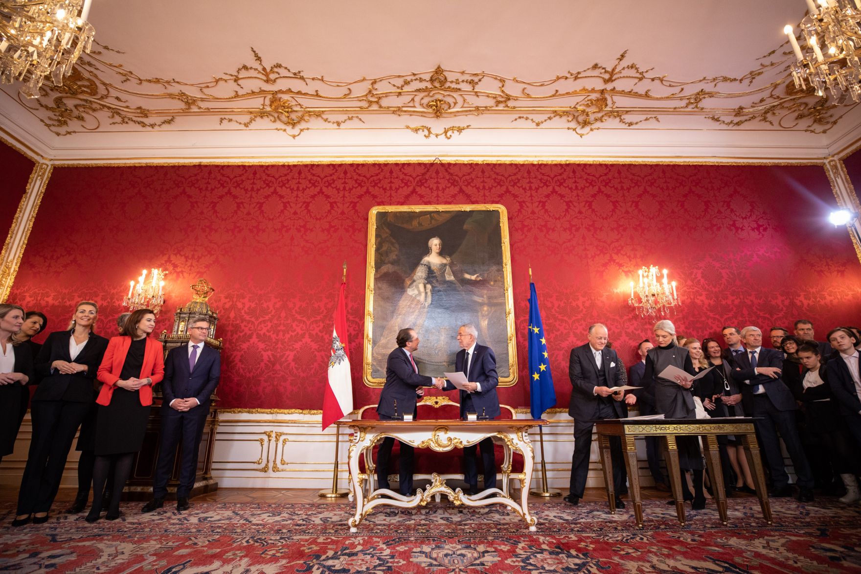 Am 7. J&auml;nner 2020 wurde die neue Bundesregierung vom Bundespr&auml;sidenten in der Pr&auml;sidentschaftskanzlei angelobt. Im Bild Bundespr&auml;sident Alexander Van der Bellen (m.r.) und Bundesminister Alexander Schallenberg (m.l.).