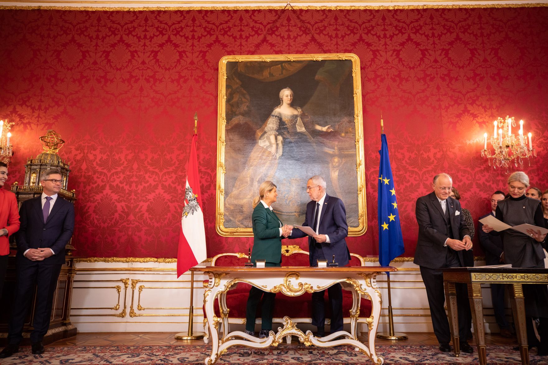 Am 7. J&auml;nner 2020 wurde die neue Bundesregierung vom Bundespr&auml;sidenten in der Pr&auml;sidentschaftskanzlei angelobt. Im Bild Bundespr&auml;sident Alexander Van der Bellen (m.r.) und Bundesministerin Klaudia Tanner (m.l.).