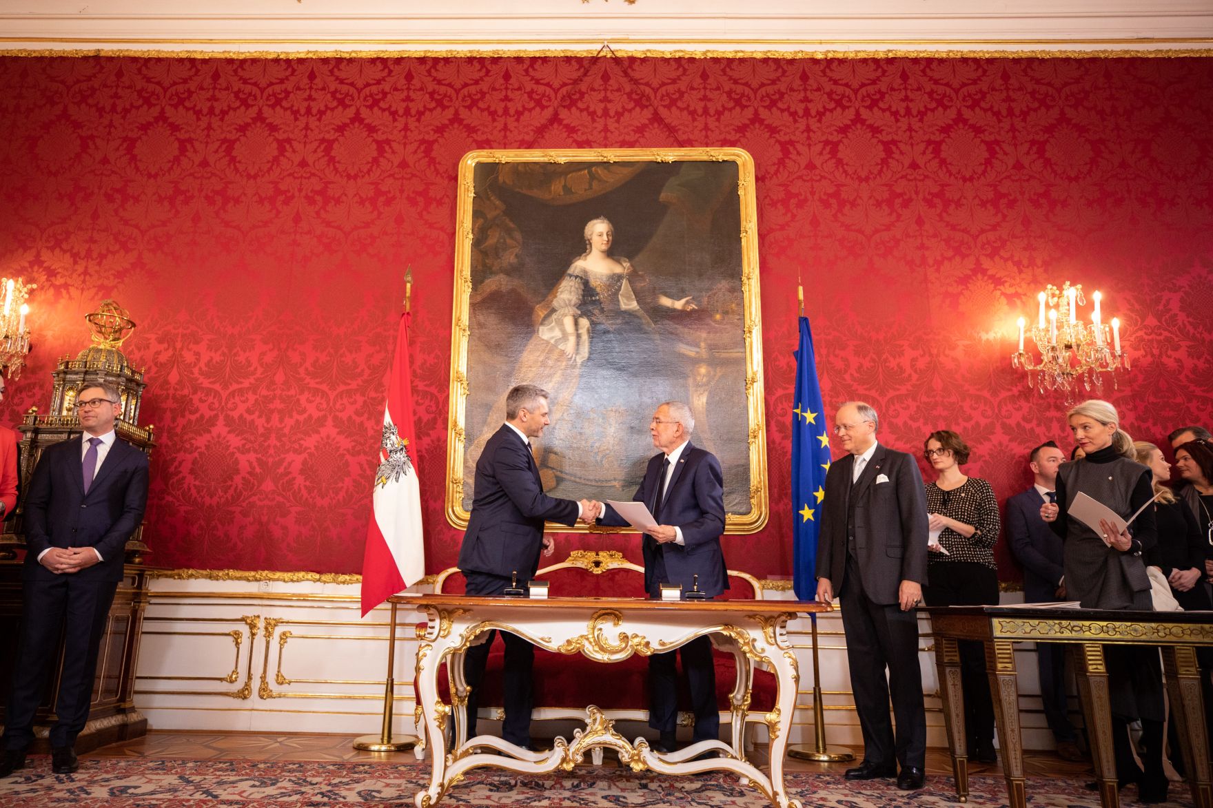 Am 7. J&auml;nner 2020 wurde die neue Bundesregierung vom Bundespr&auml;sidenten in der Pr&auml;sidentschaftskanzlei angelobt. Im Bild Bundespr&auml;sident Alexander Van der Bellen (m.r.) und Bundesminister Karl Nehammer (m.l.).