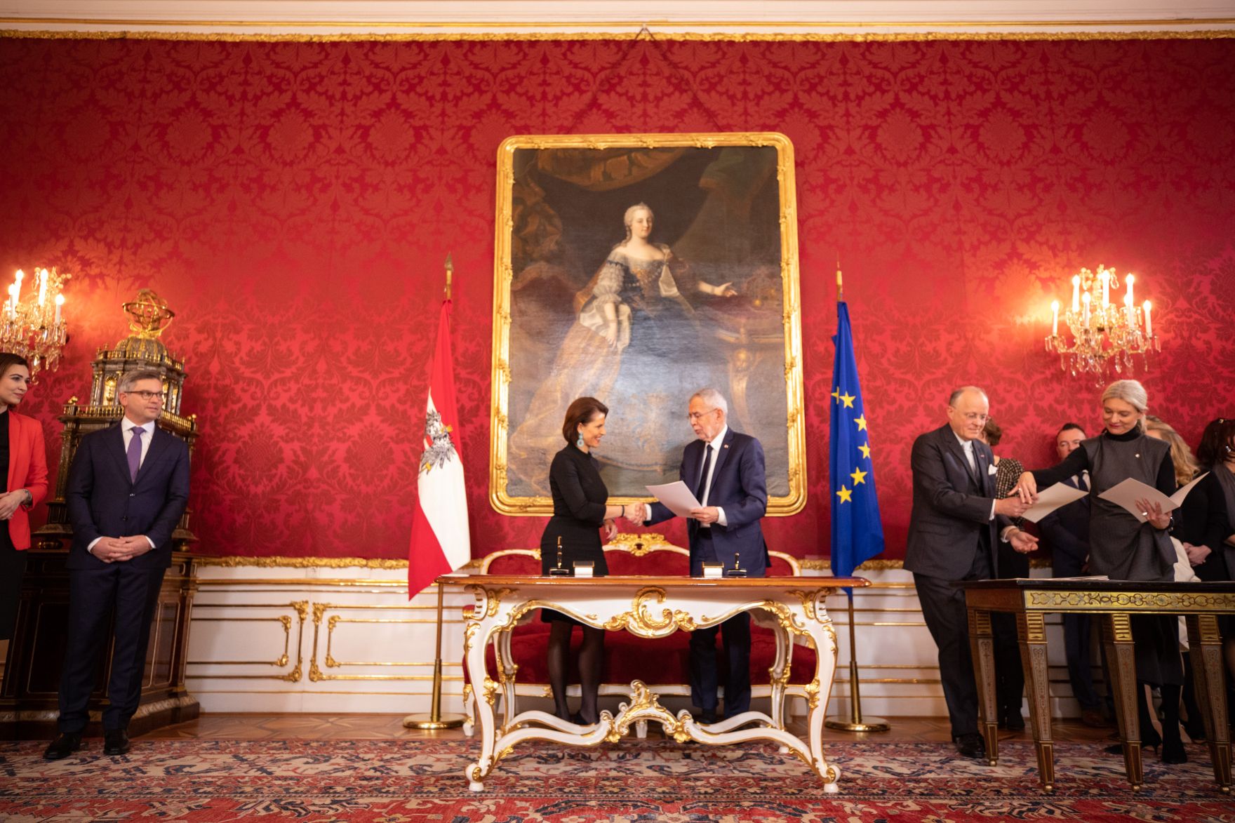 Am 7. J&auml;nner 2020 wurde die neue Bundesregierung vom Bundespr&auml;sidenten in der Pr&auml;sidentschaftskanzlei angelobt. Im Bild Bundespr&auml;sident Alexander Van der Bellen (m.r.) und Bundesministerin Karoline Edtstadler (m.l.).