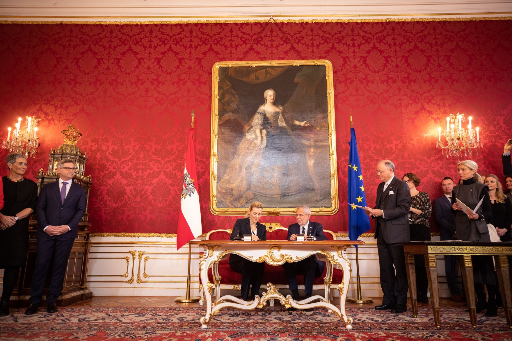 Am 7. J&auml;nner 2020 wurde die neue Bundesregierung vom Bundespr&auml;sidenten in der Pr&auml;sidentschaftskanzlei angelobt. Im Bild Bundespr&auml;sident Alexander Van der Bellen (m.r.) und Bundesministerin Christine Aschbacher (m.l.).