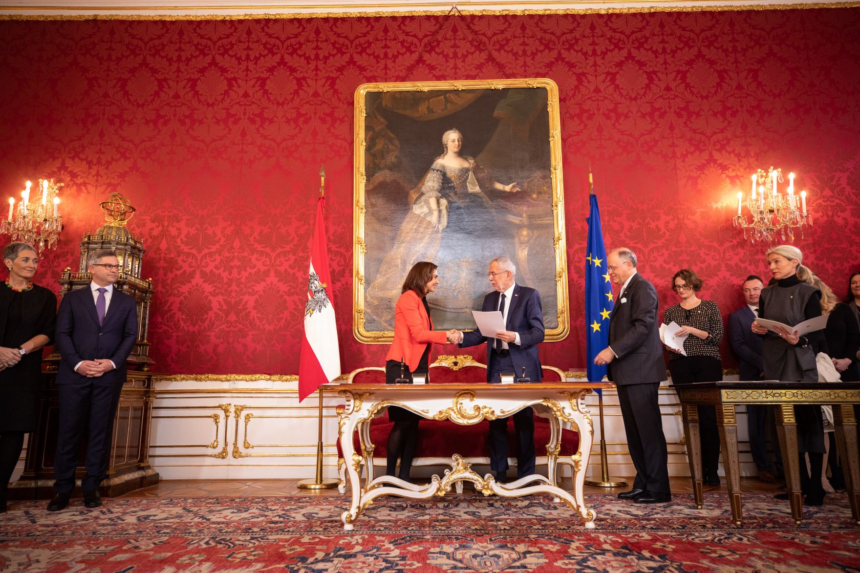 Am 7. J&auml;nner 2020 wurde die neue Bundesregierung vom Bundespr&auml;sidenten in der Pr&auml;sidentschaftskanzlei angelobt. Im Bild Bundespr&auml;sident Alexander Van der Bellen (m.r.) und Bundesministerin Alma Zadić (m.l.).