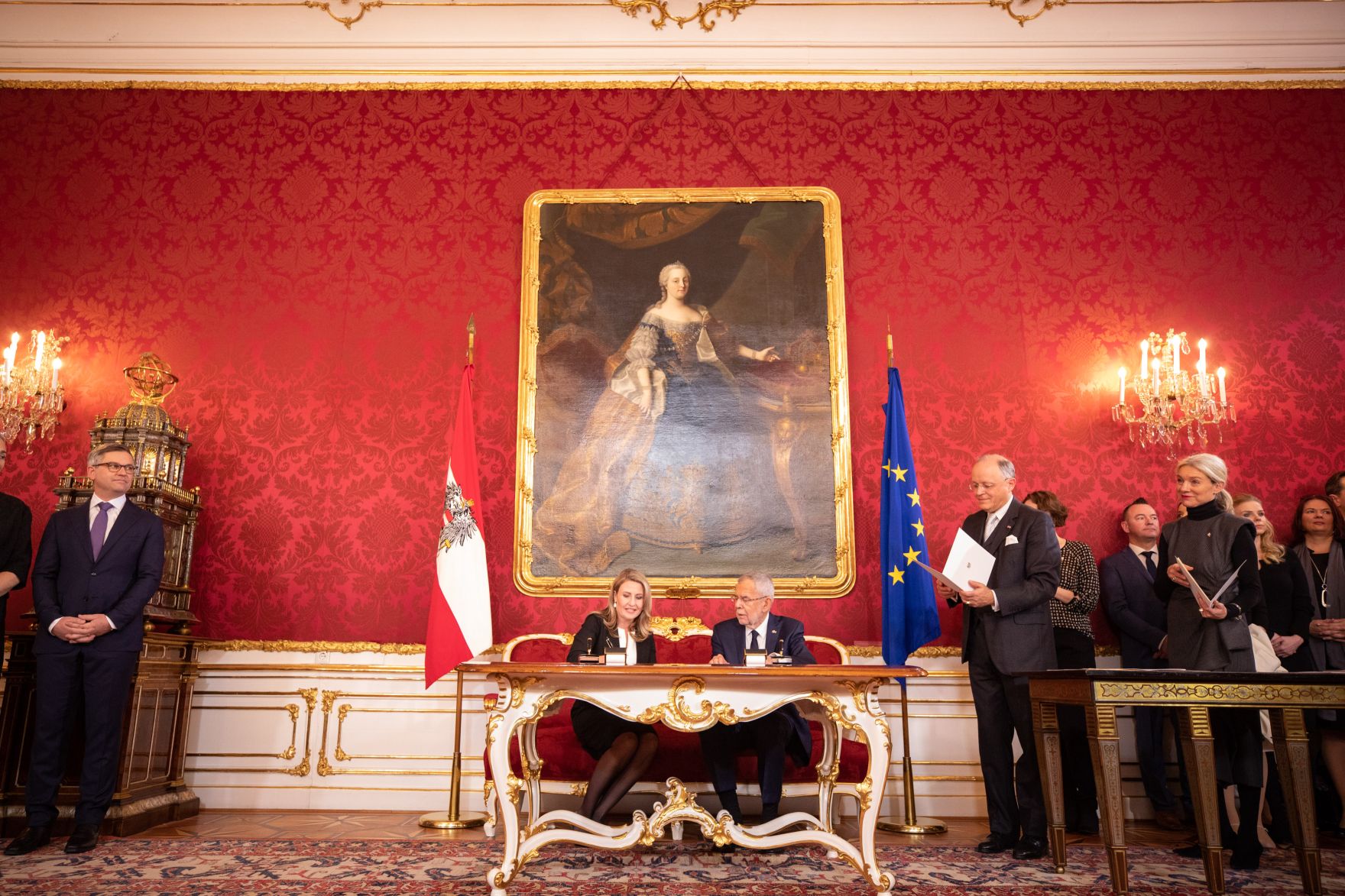 Am 7. J&auml;nner 2020 wurde die neue Bundesregierung vom Bundespr&auml;sidenten in der Pr&auml;sidentschaftskanzlei angelobt. Im Bild Bundespr&auml;sident Alexander Van der Bellen (m.r.) und Bundesministerin Susanne Raab (m.l.).