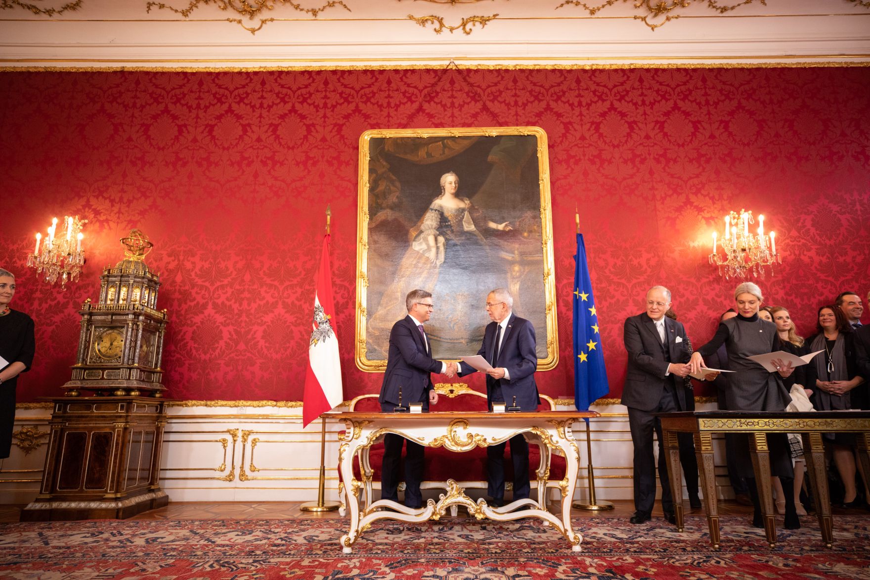 Am 7. J&auml;nner 2020 wurde die neue Bundesregierung vom Bundespr&auml;sidenten in der Pr&auml;sidentschaftskanzlei angelobt. Im Bild Bundespr&auml;sident Alexander Van der Bellen (m.r.) und Staatssekret&auml;r Magnus Brunner (m.l.).