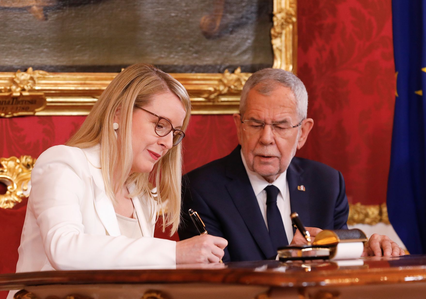 Am 7. J&auml;nner 2020 wurde die neue Bundesregierung vom Bundespr&auml;sidenten in der Pr&auml;sidentschaftskanzlei angelobt. Im Bild Bundespr&auml;sident Alexander Van der Bellen (r.) und Bundesministerin Margarete Schramb&ouml;ck (l.).