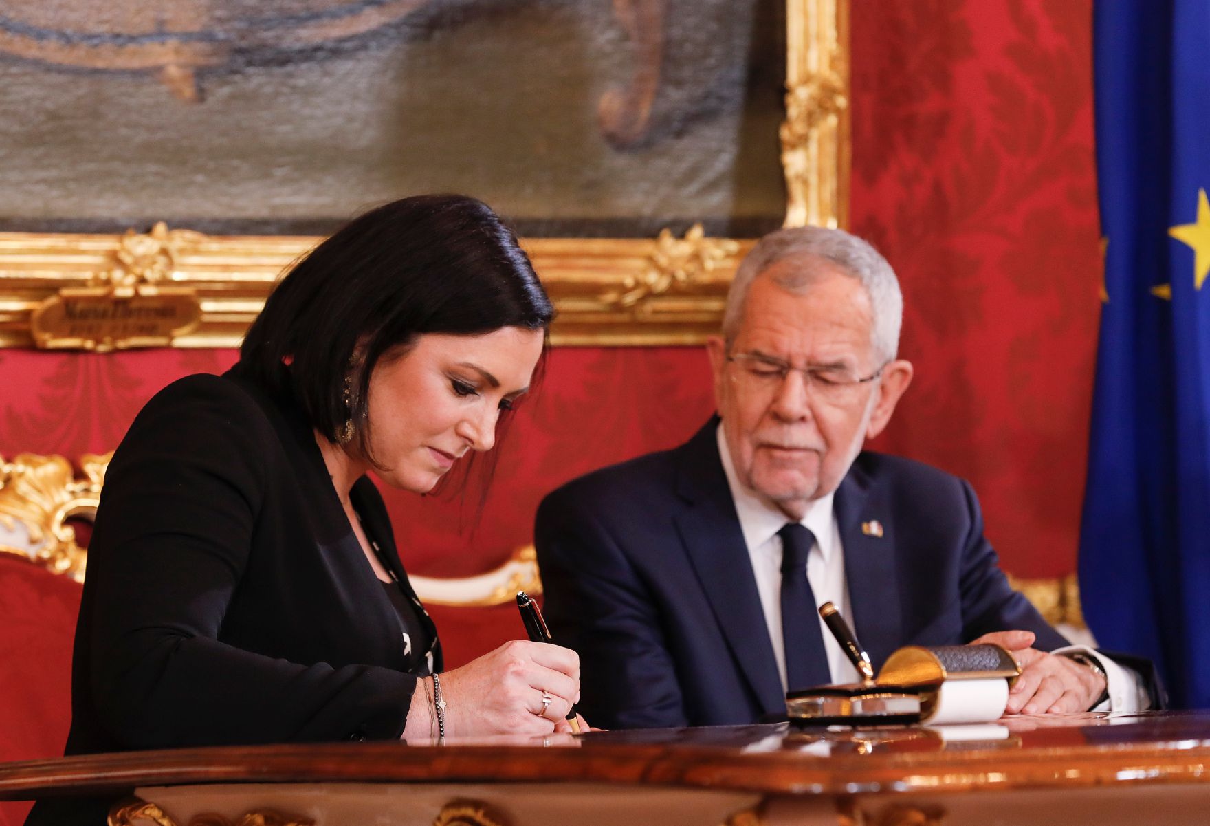 Am 7. J&auml;nner 2020 wurde die neue Bundesregierung vom Bundespr&auml;sidenten in der Pr&auml;sidentschaftskanzlei angelobt. Im Bild Bundespr&auml;sident Alexander Van der Bellen (r.) und Bundesministerin Elisabeth K&ouml;stinger (l.).