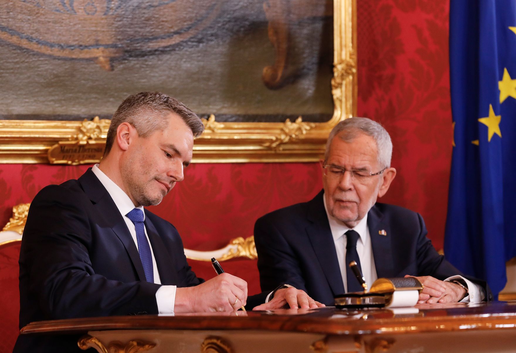 Am 7. J&auml;nner 2020 wurde die neue Bundesregierung vom Bundespr&auml;sidenten in der Pr&auml;sidentschaftskanzlei angelobt. Im Bild Bundespr&auml;sident Alexander Van der Bellen (r.) und Bundesminister Karl Nehammer (l.).