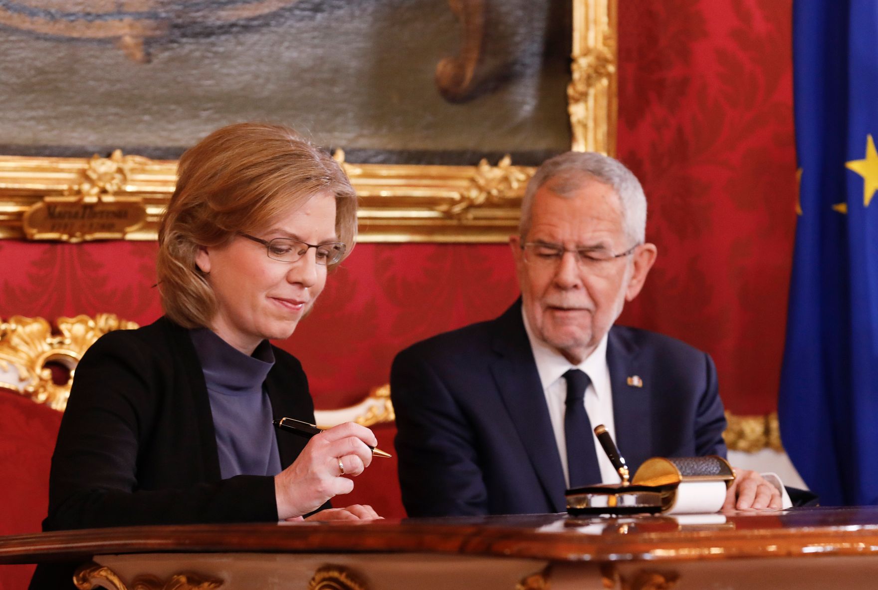 Am 7. J&auml;nner 2020 wurde die neue Bundesregierung vom Bundespr&auml;sidenten in der Pr&auml;sidentschaftskanzlei angelobt. Im Bild Bundespr&auml;sident Alexander Van der Bellen (r.) und Bundesministerin Leonore Gewessler (l.).