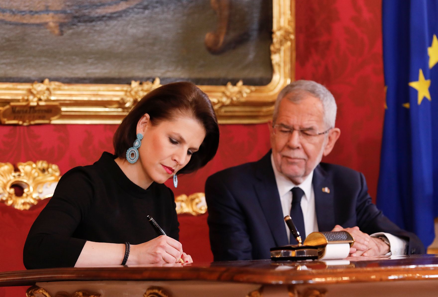 Am 7. J&auml;nner 2020 wurde die neue Bundesregierung vom Bundespr&auml;sidenten in der Pr&auml;sidentschaftskanzlei angelobt. Im Bild Bundespr&auml;sident Alexander Van der Bellen (r.) und Bundesministerin Karoline Edtstadler (l.).