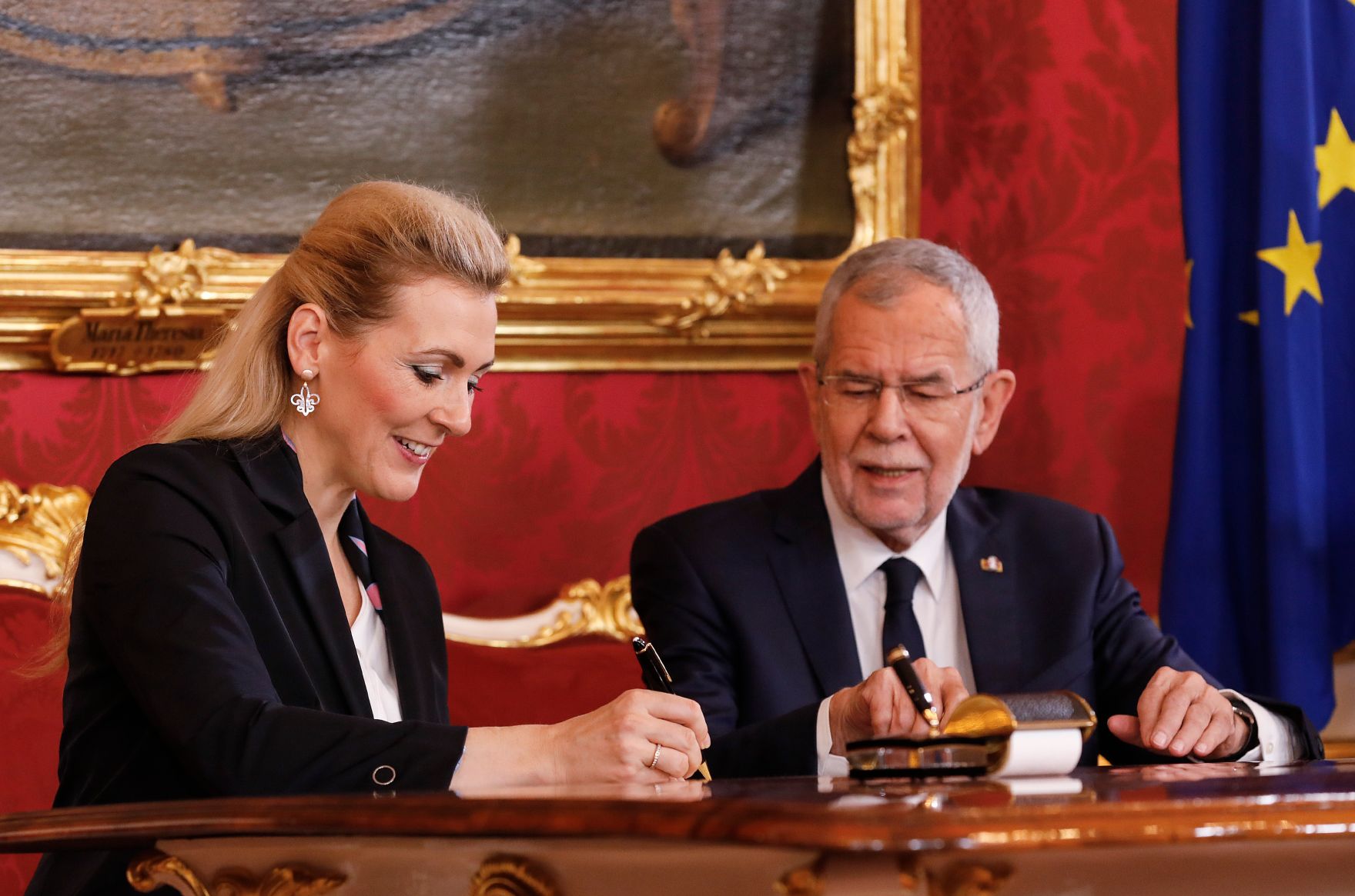 Am 7. J&auml;nner 2020 wurde die neue Bundesregierung vom Bundespr&auml;sidenten in der Pr&auml;sidentschaftskanzlei angelobt. Im Bild Bundespr&auml;sident Alexander Van der Bellen (r.) und Bundesministerin Christine Aschbacher (l.).