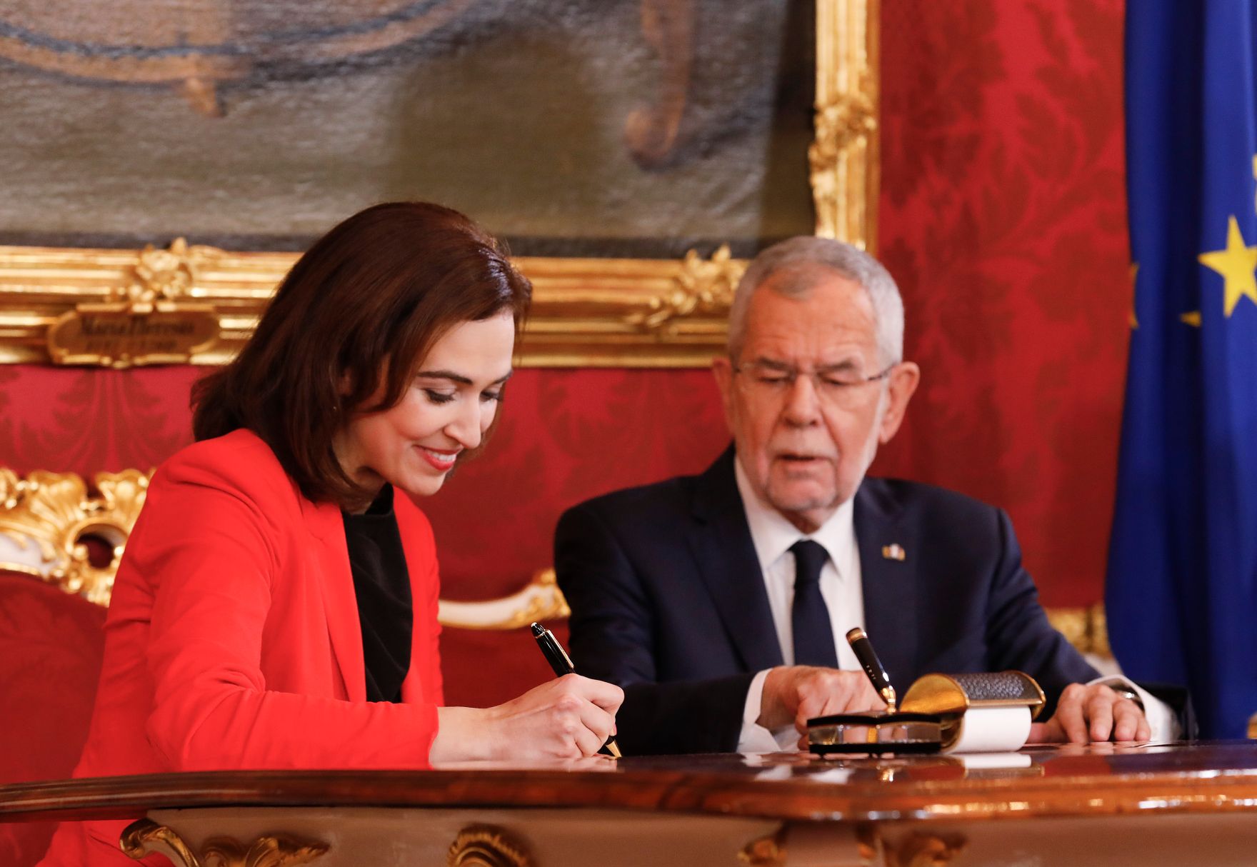 Am 7. J&auml;nner 2020 wurde die neue Bundesregierung vom Bundespr&auml;sidenten in der Pr&auml;sidentschaftskanzlei angelobt. Im Bild Bundespr&auml;sident Alexander Van der Bellen (r.) und Bundesministerin Alma Zadić (l.).
