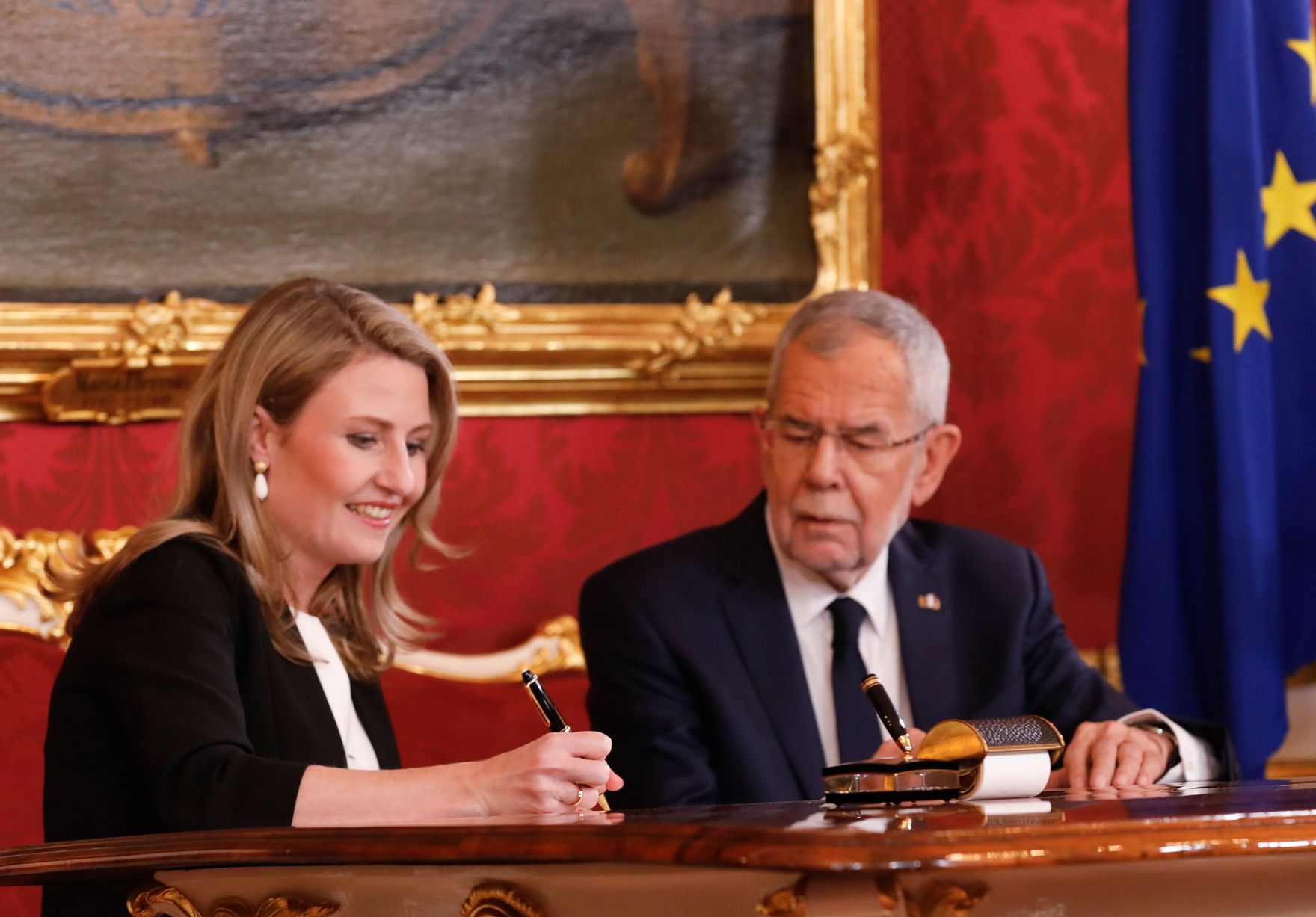 Am 7. J&auml;nner 2020 wurde die neue Bundesregierung vom Bundespr&auml;sidenten in der Pr&auml;sidentschaftskanzlei angelobt. Im Bild Bundespr&auml;sident Alexander Van der Bellen (r.) und Bundesministerin Susanne Raab (l.).