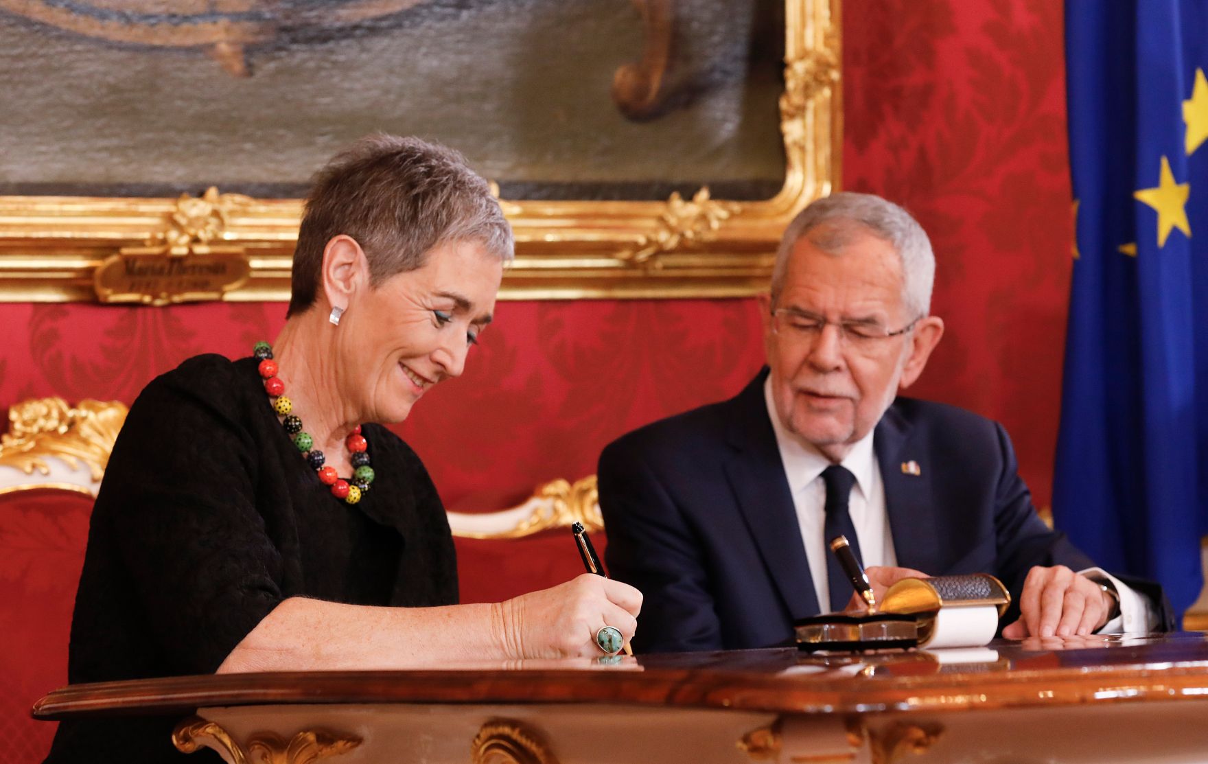Am 7. J&auml;nner 2020 wurde die neue Bundesregierung vom Bundespr&auml;sidenten in der Pr&auml;sidentschaftskanzlei angelobt. Im Bild Bundespr&auml;sident Alexander Van der Bellen (r.) und Staatssekret&auml;rin Ulrike Lunacek (l.).