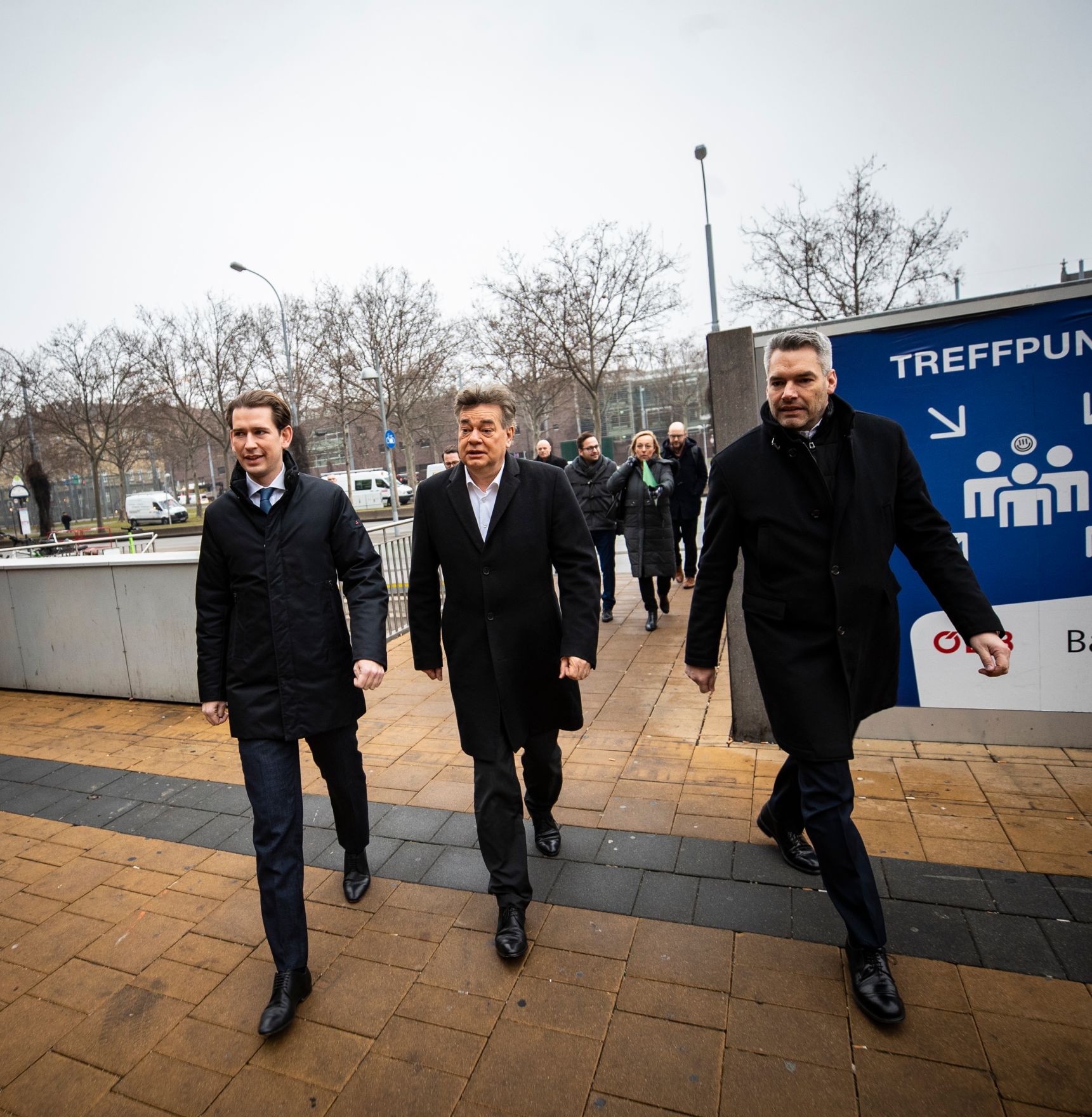 Am 14. J&auml;nner 2020 besuchte Bundeskanzler Sebastian Kurz (l.) gemeinsam mit Vizekanzler Werner Kogler (m.) und Bundesminister Karl Nehammer (r.) die Polizeiinspektion Wien - Westbahnhof.