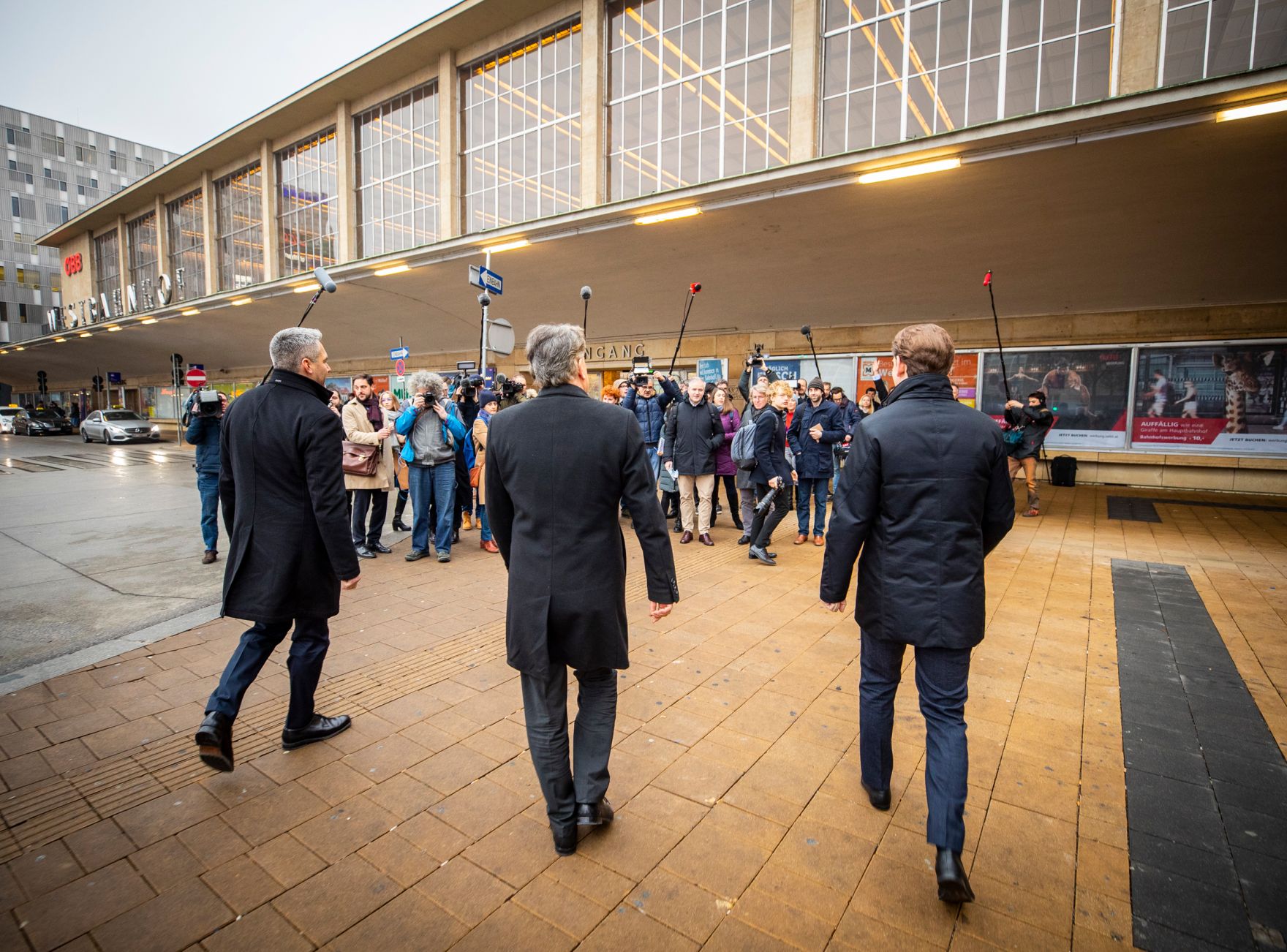 Am 14. J&auml;nner 2020 besuchte Bundeskanzler Sebastian Kurz gemeinsam mit Vizekanzler Werner Kogler und Bundesminister Karl Nehammer die Polizeiinspektion Wien - Westbahnhof.