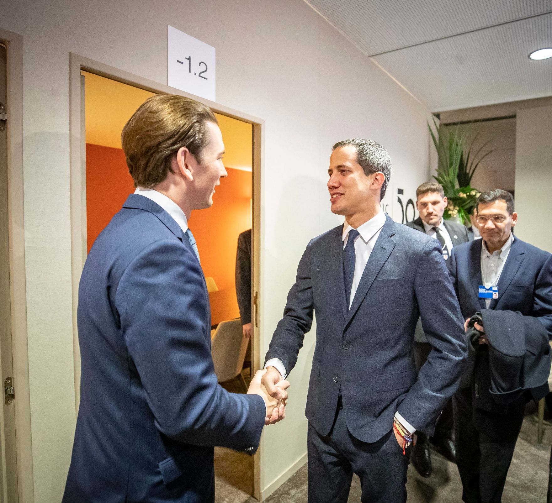 Am 24. J&auml;nner 2020 nahm Bundeskanzler Sebastian Kurz (l.) am Weltwirtschaftsforum in Davos teil. Im Bild mit dem Interimspr&auml;sidenten Venezuelas Juan Guaid&oacute; (r.).