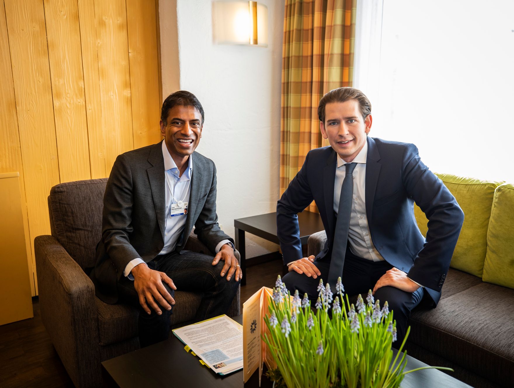Am 24. J&auml;nner 2020 nahm Bundeskanzler Sebastian Kurz (r.) am Weltwirtschaftsforum in Davos teil. Im Bild mit dem Chief Executive Officer des Schweizer Pharmakonzerns Novartis AG, Vasant Narasimhan (l.).
