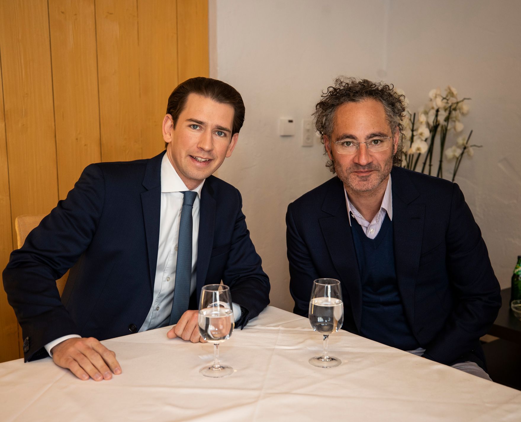 Am 24. J&auml;nner 2020 nahm Bundeskanzler Sebastian Kurz (l.) am Weltwirtschaftsforum in Davos teil. Im Bild mit dem Mitgr&uuml;nder und CEO von Palantir Technologies, Alex Karp (r.).