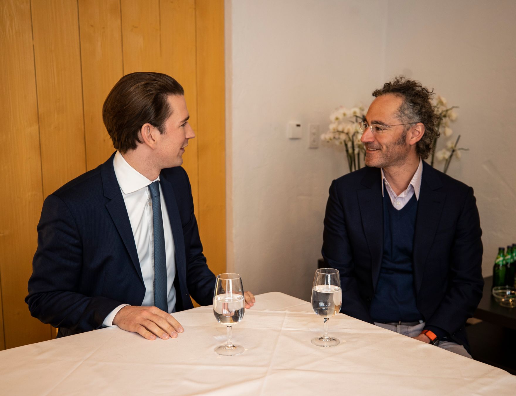 Am 24. J&auml;nner 2020 nahm Bundeskanzler Sebastian Kurz (l.) am Weltwirtschaftsforum in Davos teil. Im Bild mit dem Mitgr&uuml;nder und CEO von Palantir Technologies, Alex Karp (r.).