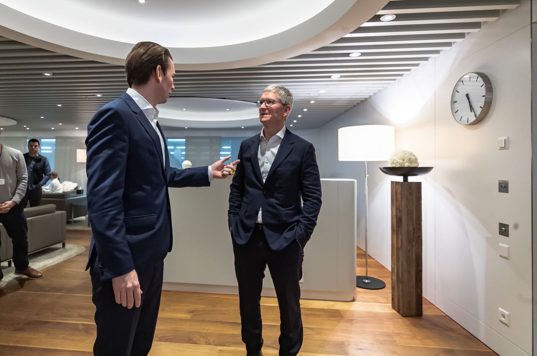Am 23. J&auml;nner 2020 nahm Bundeskanzler Sebastian Kurz (l.) am Weltwirtschaftsforum in Davos teil. Im Bild mit Apple Chef Tim Cook (r.).