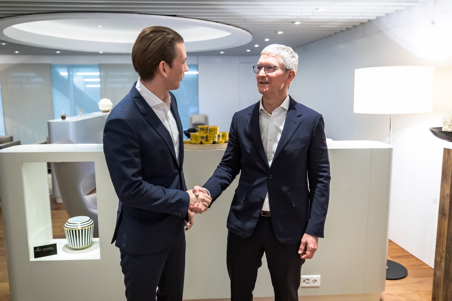 Am 23. J&auml;nner 2020 nahm Bundeskanzler Sebastian Kurz (l.) am Weltwirtschaftsforum in Davos teil. Im Bild mit Apple Chef Tim Cook (r.).
