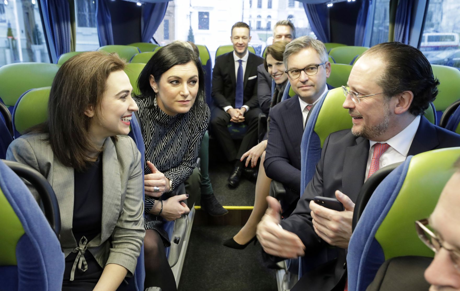 Am 29. J&auml;nner 2020 machte sich die Bundesregierung auf den Weg zur zweit&auml;gigen Regierungsklausur in Krems. Im Bild (v.l.n.r.) Bundesministerin Alma Zadić, Bundesministerin Elisabeth K&ouml;stinger, Bundesminister Gernot Bl&uuml;mel, Bundesministerin Karoline Edtstadler, Staatssekret&auml;r Magnus Brunner und Bundesminister Alexander Schallenberg.