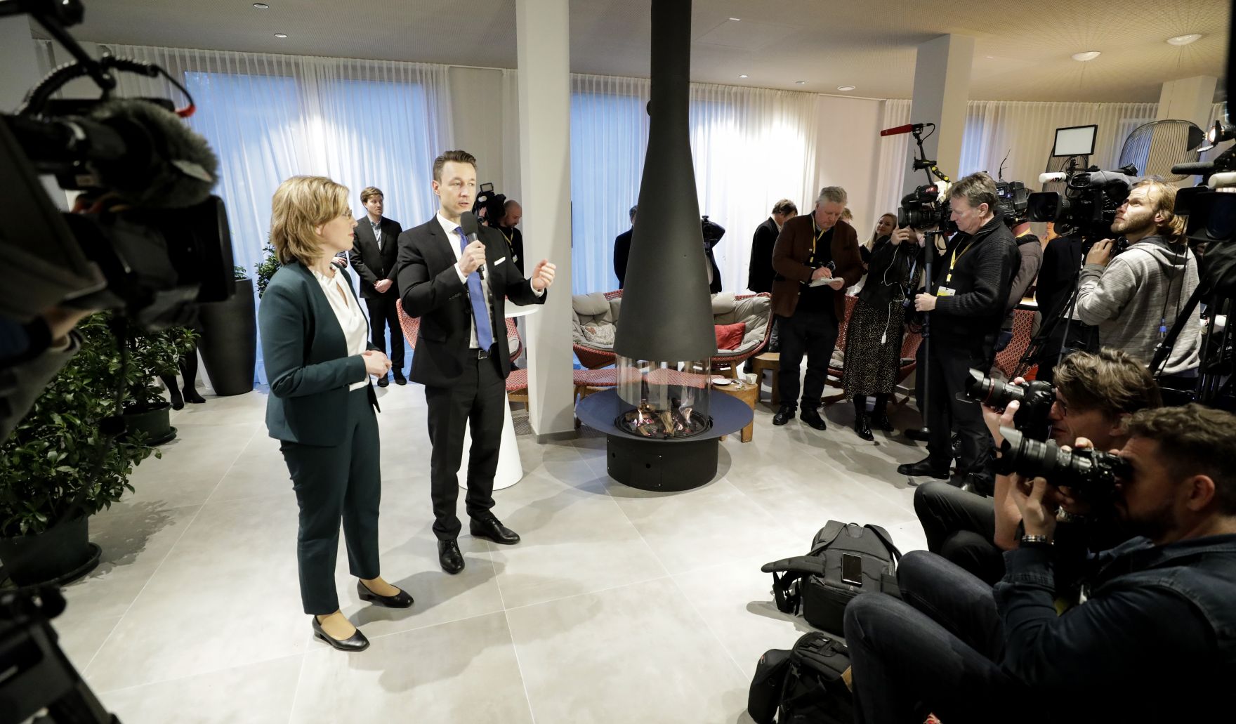 Am 29. J&auml;nner 2020 begann in Krems die zweit&auml;gige Klausurtagung der Bundesregierung. Im Bild Bundesministerin Leonore Gewessler (l.) und Bundesminister Gernot Bl&uuml;mel (r.) beim Medienempfang.