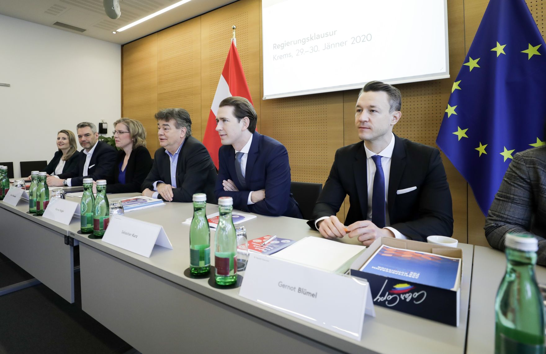 Am 30. J&auml;nner 2020 endete in Krems die zweit&auml;gige Klausurtagung der Bundesregierung. Im Bild (v.l.n.r.) Bundesministerin Susanne Raab, Bundesminister Karl Nehammer, Bundesministerin Leonore Gewessler, Vizekanzler Werner Kogler, Bundeskanzler Sebastian Kurz und Bundesminister Gernot Bl&uuml;mel.