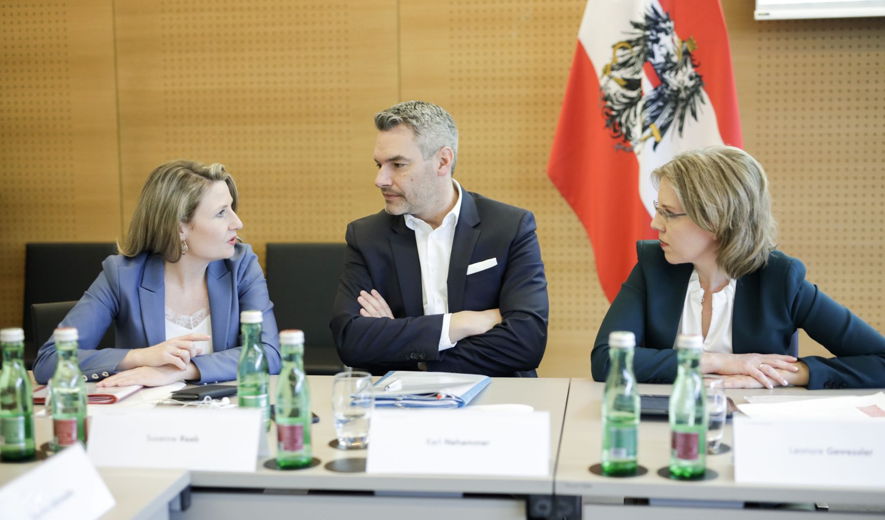 Am 29. J&auml;nner 2020 begann in Krems die zweit&auml;gige Klausurtagung der Bundesregierung. Im Bild (v.l.n.r.) Bundesministerin Susanne Raab, Bundesminister Karl Nehammer und Bundesministerin Leonore Gewessler.