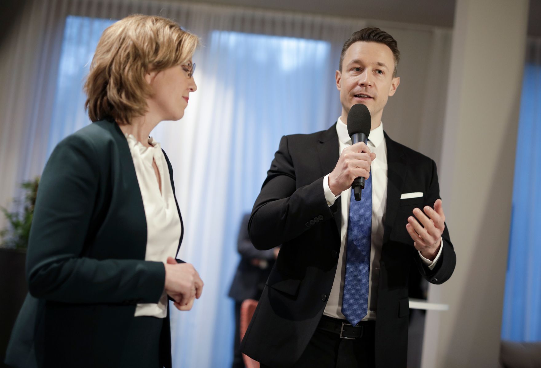 Am 29. J&auml;nner 2020 begann in Krems die zweit&auml;gige Klausurtagung der Bundesregierung. Im Bild Bundesministerin Leonore Gewessler (l.) und Bundesminister Gernot Bl&uuml;mel (r.) beim Medienempfang.