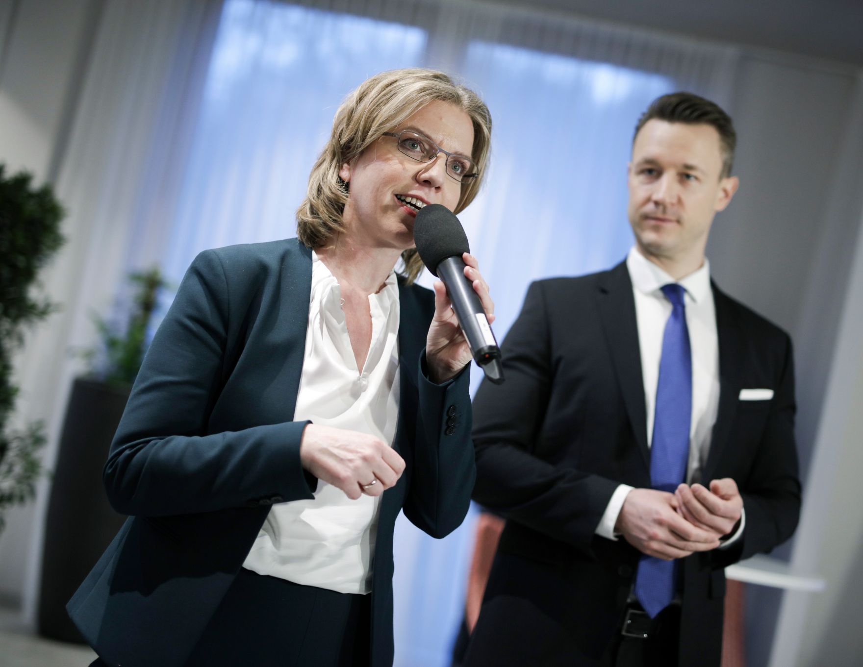 Am 29. J&auml;nner 2020 begann in Krems die zweit&auml;gige Klausurtagung der Bundesregierung. Im Bild Bundesministerin Leonore Gewessler (l.) und Bundesminister Gernot Bl&uuml;mel (r.) beim Medienempfang.