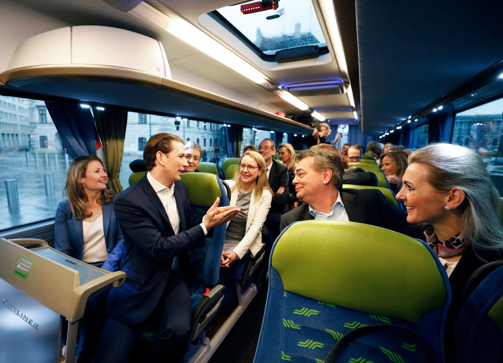 Am 29. J&auml;nner 2020 machte sich die Bundesregierung auf den Weg zur zweit&auml;gigen Regierungsklausur in Krems. Im Bild (v.l.n.r.) Bundesministerin Susanne Raab, Bundeskanzler Sebastian Kurz, Staatssekret&auml;rin Ulrike Lunacek, Bundesministerin Margarete Schramb&ouml;ck, Vizekanzler Werner Kogler und Bundesministerin Christine Aschbacher.