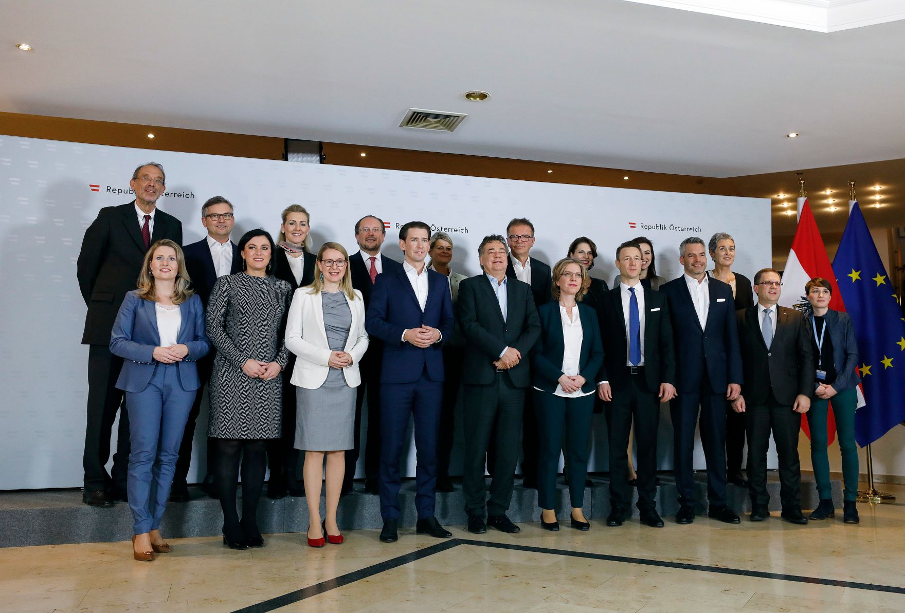 Am 29. J&auml;nner 2020 begann in Krems die zweit&auml;gige Klausurtagung der Bundesregierung. Im Bild (v.l.n.r.) Bundesminister Heinz Fa&szlig;mann, Bundesministerin Susanne Raab, Staatssekret&auml;r Magnus Brunner, Bundesministerin Elisabeth K&ouml;stinger, Bundesministerin Christine Aschbacher, Bundesministerin Margarete Schramb&ouml;ck, Bundesminister Alexander Schallenberg, Bundeskanzler Sebastian Kurz, Bundesministerin Klaudia Tanner, Vizekanzler Werner Kogler, Bundesminister Rudolf Anschober, Bundesministerin Leonore Gewessler, Bundesministerin Karoline Edtstadler, Bundesminister Gernot Bl&uuml;mel, Bundesministerin Alma Zadić, Bundesminister Karl Nehammer und Staatssekret&auml;rin Ulrike Lunacek.