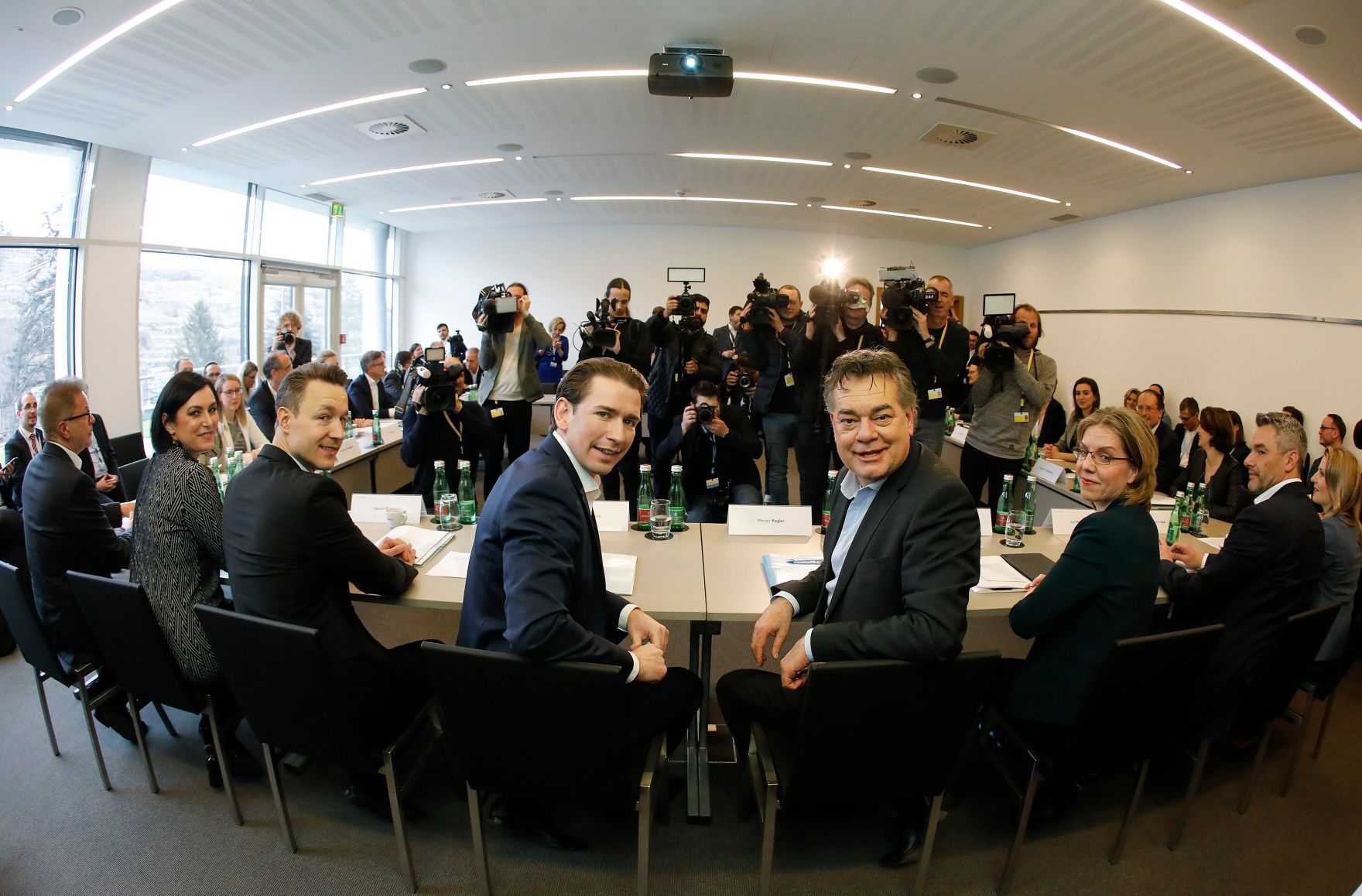 Am 29. J&auml;nner 2020 begann in Krems die zweit&auml;gige Klausurtagung der Bundesregierung. Im Bild (v.l.n.r.) Bundesminister Rudolf Anschober, Bundesministerin Elisabeth K&ouml;stinger, Bundesminister Gernot Bl&uuml;mel, Bundeskanzler Sebastian Kurz, Vizekanzler Werner Kogler, Bundesministerin Leonore Gewessler, Bundesminister Karl Nehammer und Bundesministerin Susanne Raab.