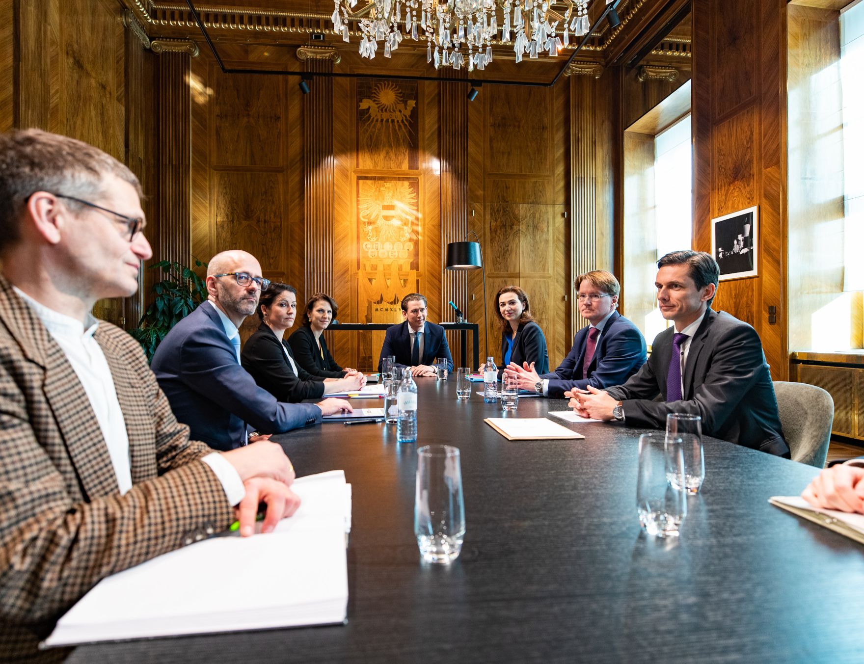 Am 10. Februar 2020 empfing Bundeskanzler Sebastian Kurz (m.) die Standesvertreter der Staatsanw&auml;lte zu einem Gespr&auml;ch. Im Bild mit Bundesministerin Karoline Edtstadler (m.l.) und Bundesministerin Alma Zadić (m.r.).
