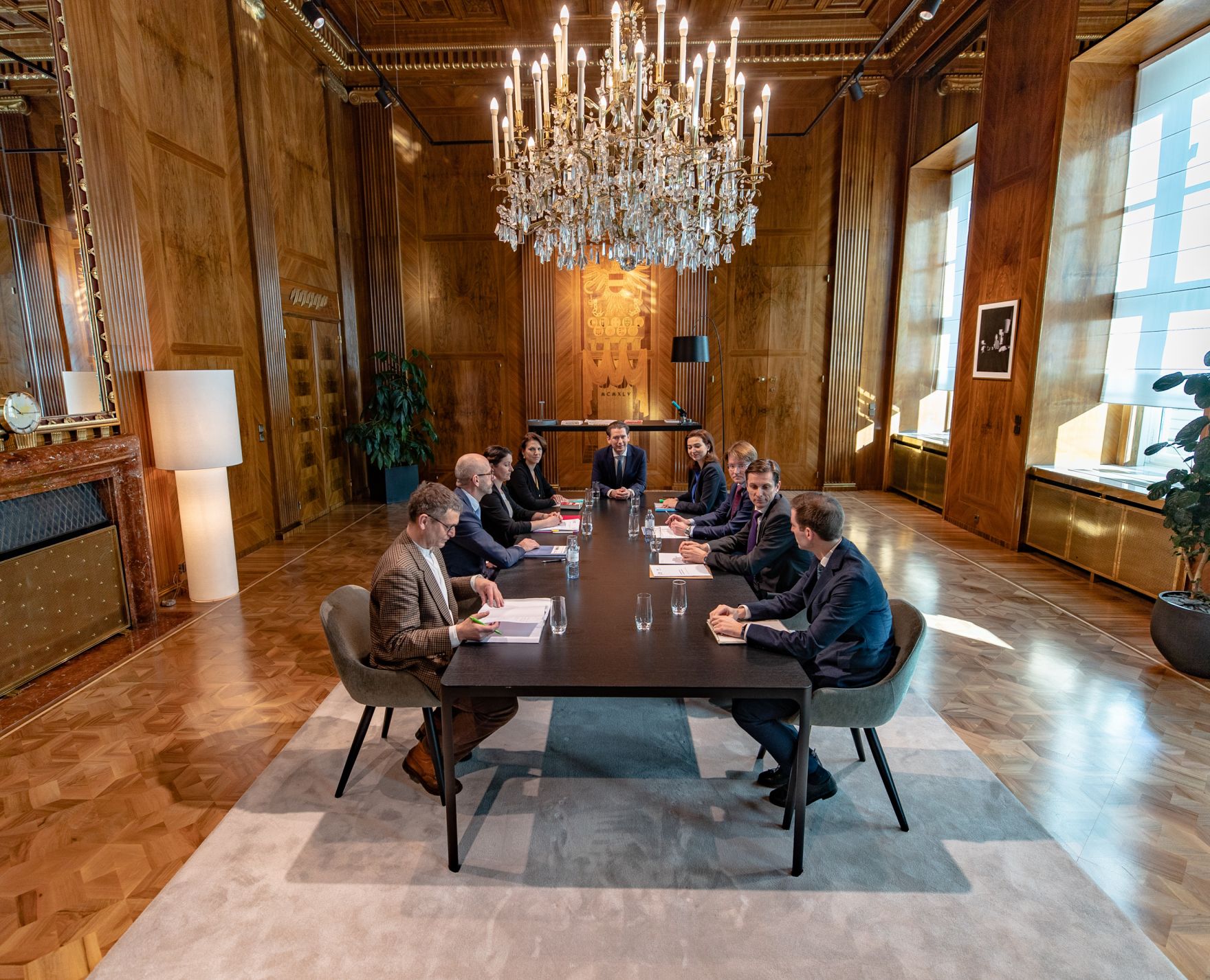 Am 10. Februar 2020 empfing Bundeskanzler Sebastian Kurz (m.) die Standesvertreter der Staatsanw&auml;lte zu einem Gespr&auml;ch. Im Bild mit Bundesministerin Karoline Edtstadler (m.l.) und Bundesministerin Alma Zadić (m.r.).